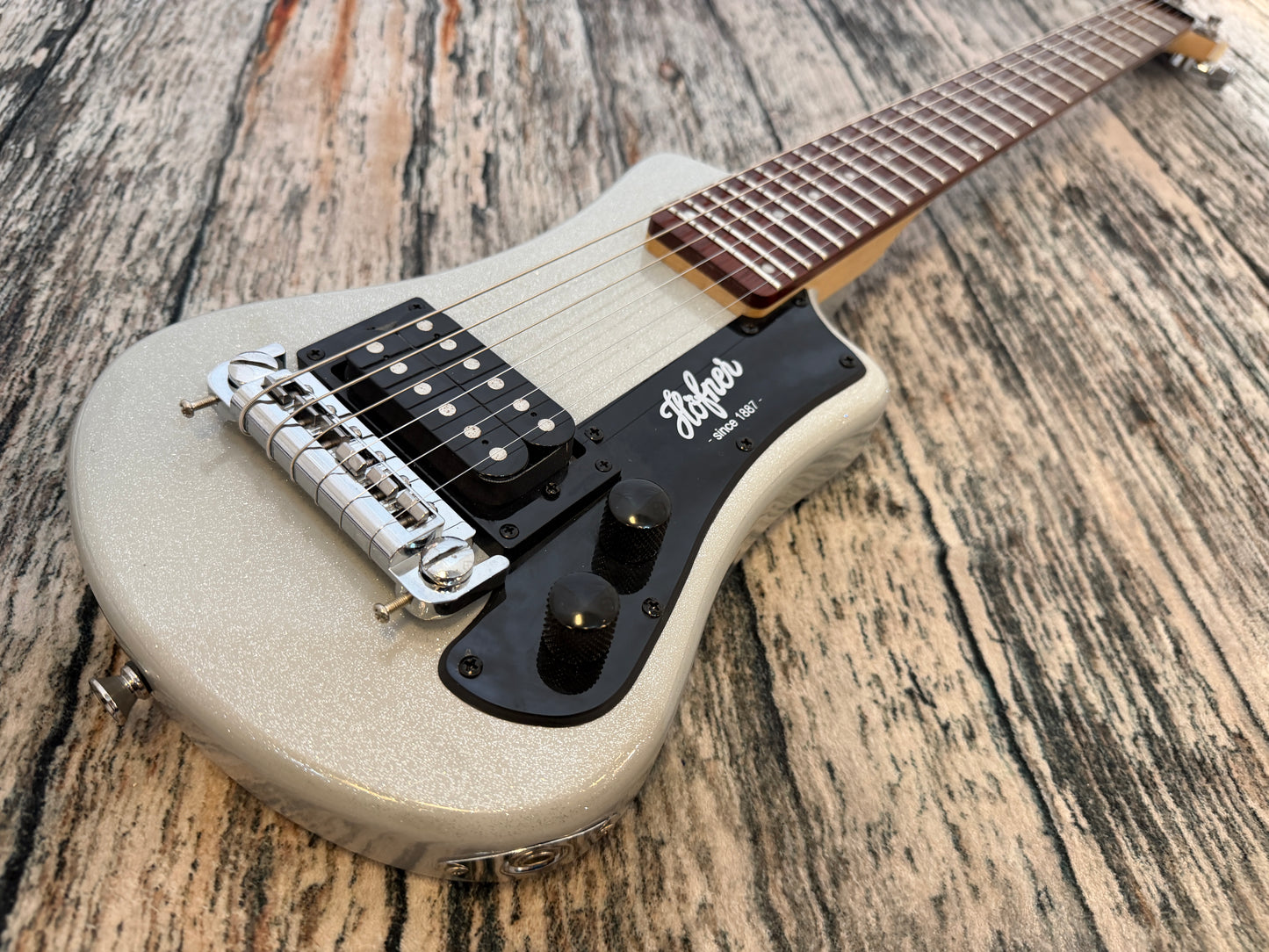 Hofner Shorty 6 sting electric guitar & bag