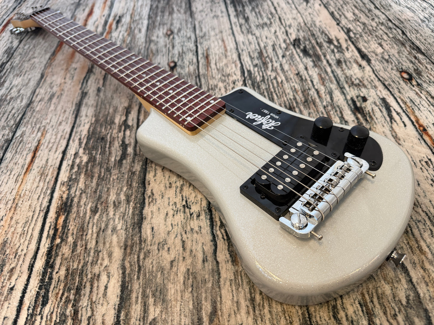 Hofner Shorty 6 sting electric guitar & bag