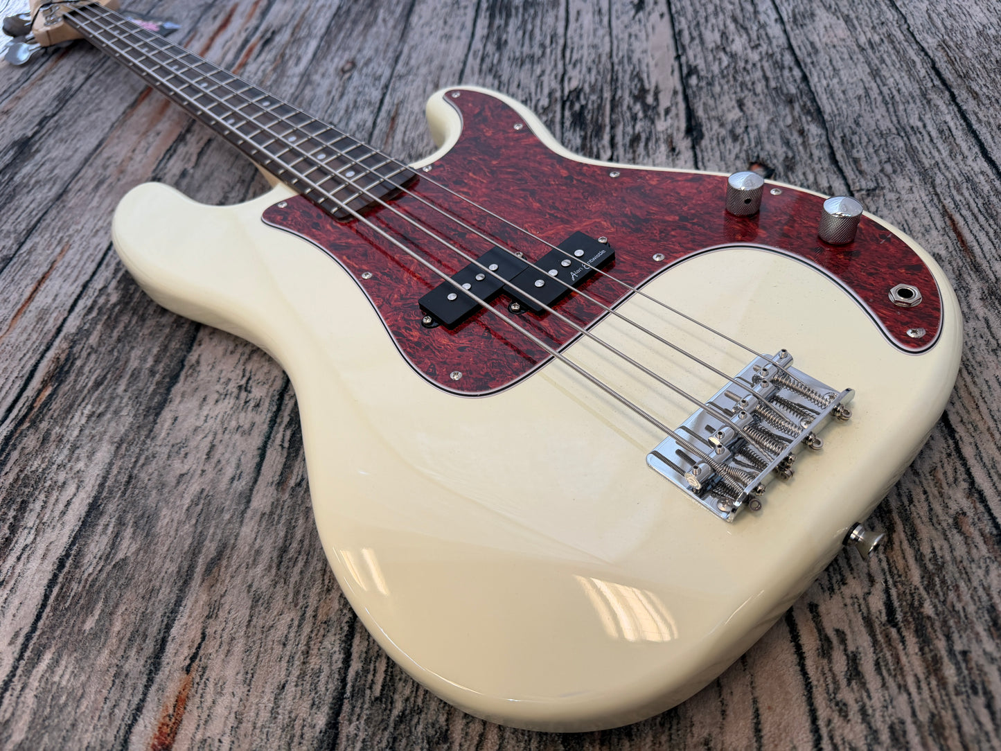 Vintage Coaster V40 Bass P-Bass - Vintage White