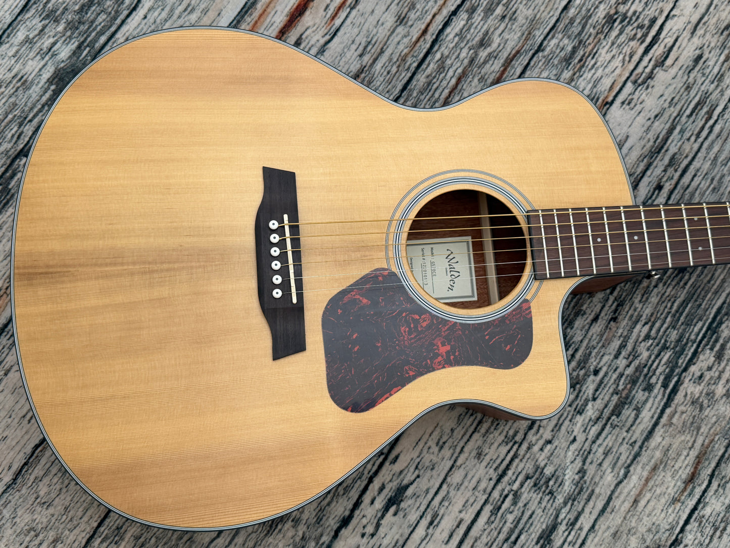 Walden G570CE - Solid Cedar Top Grand Auditorium Electro