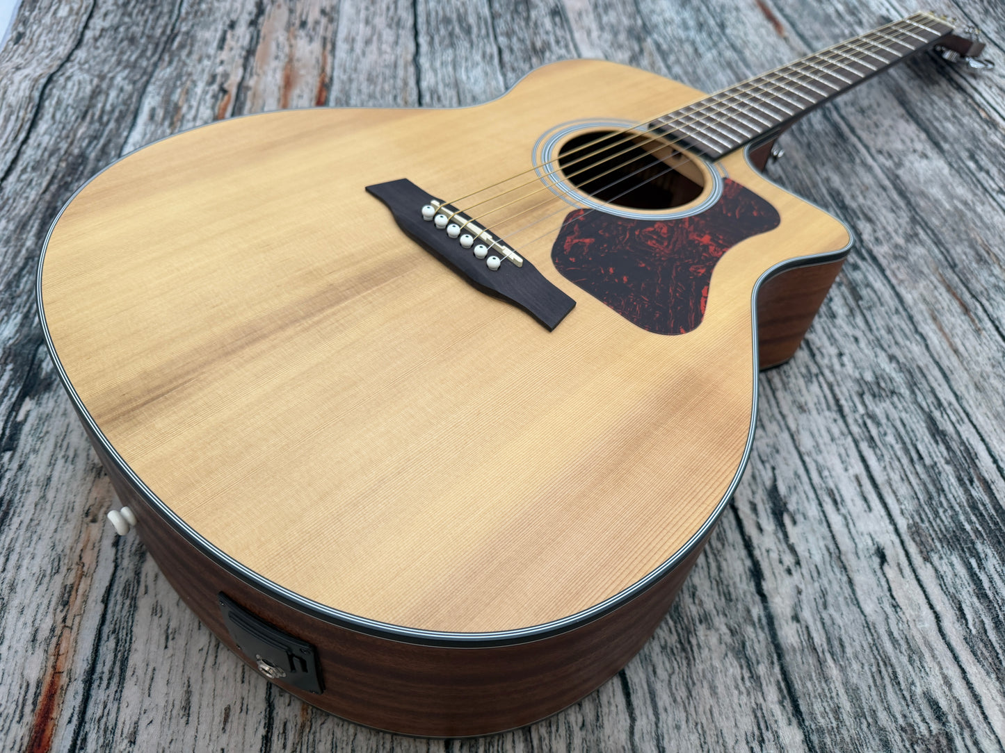 Walden G570CE - Solid Cedar Top Grand Auditorium Electro