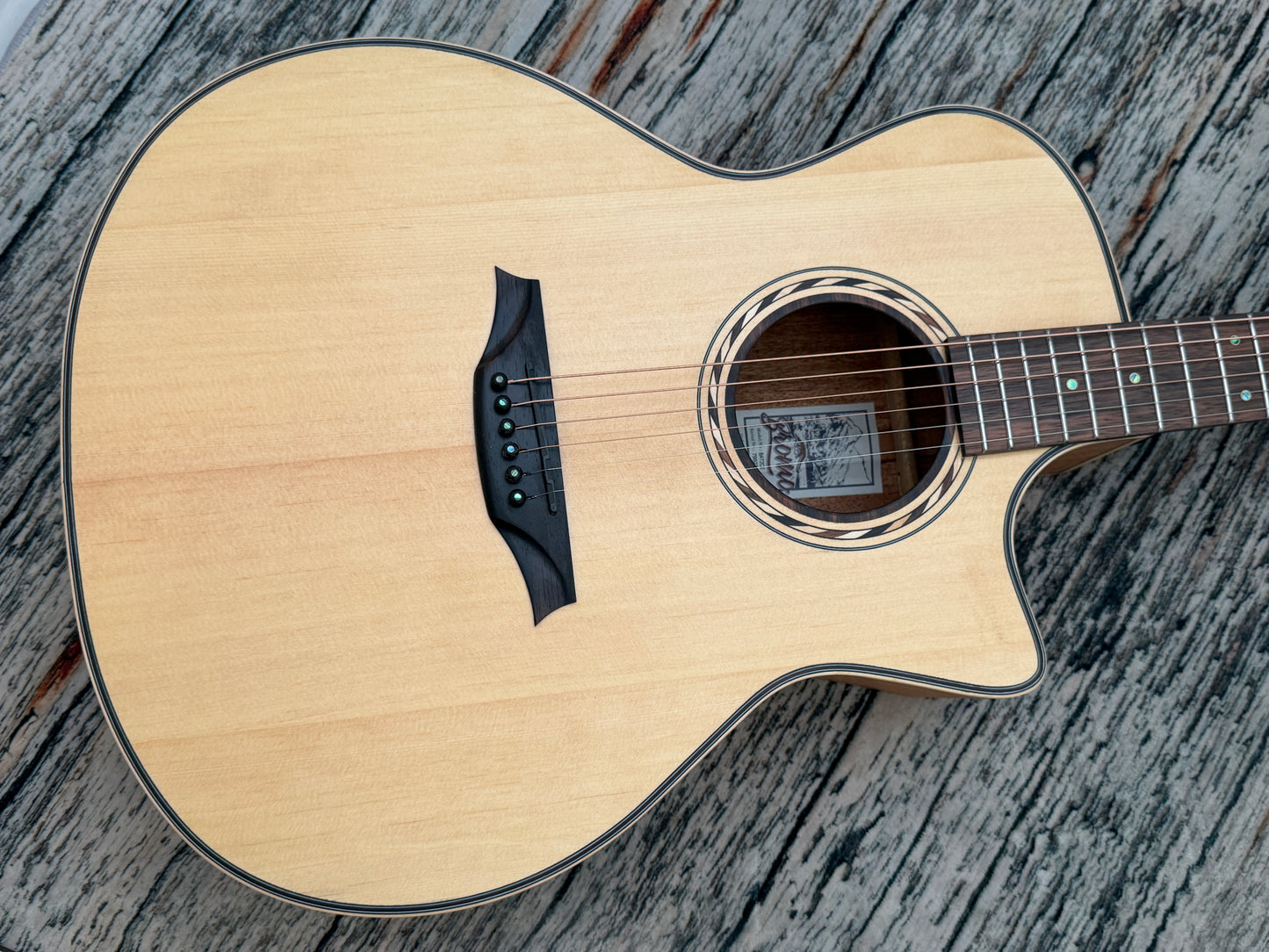 Bromo BAT2CE - Solid top electro cutaway.