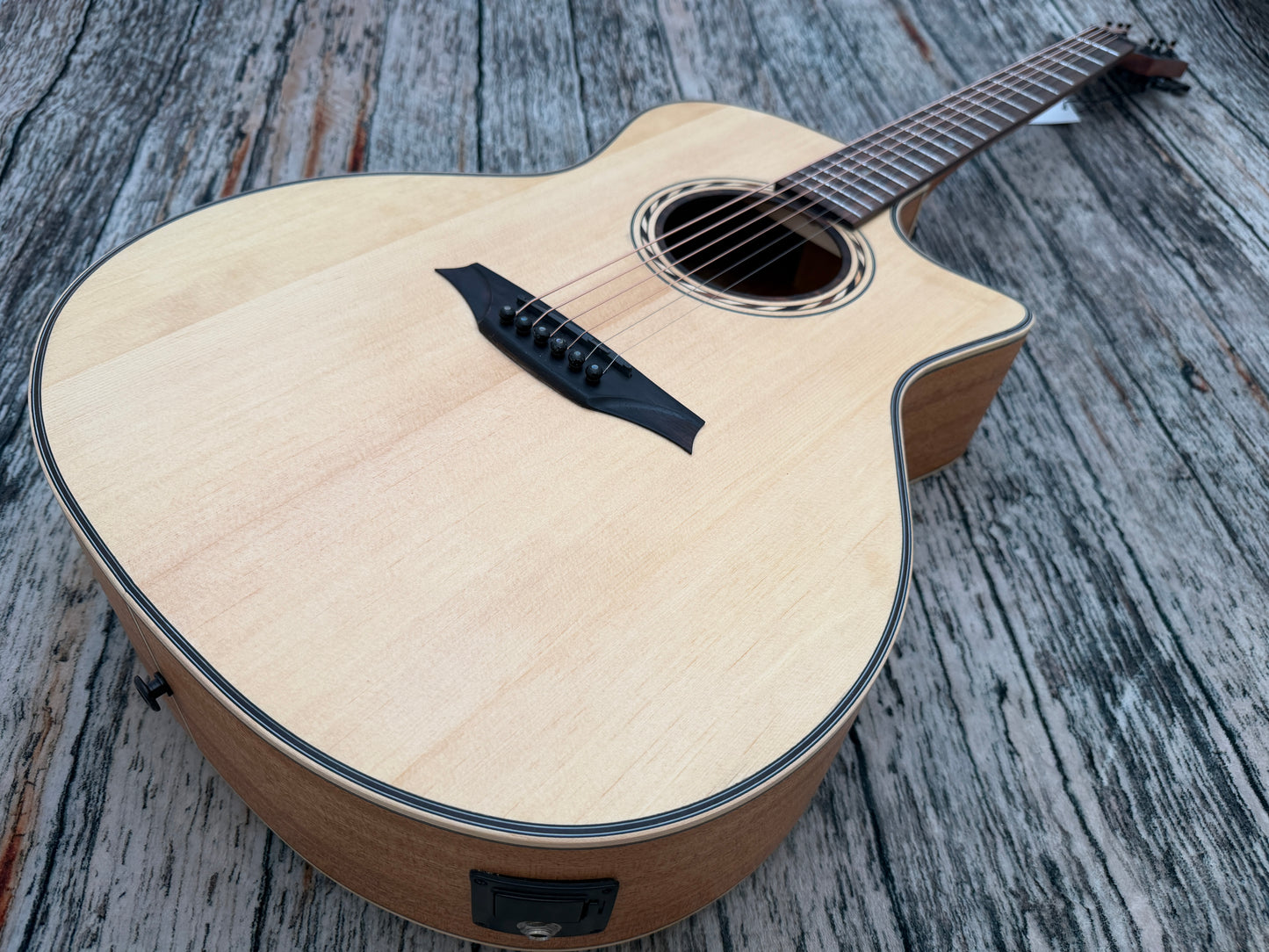 Bromo BAT2CE - Solid top electro cutaway.