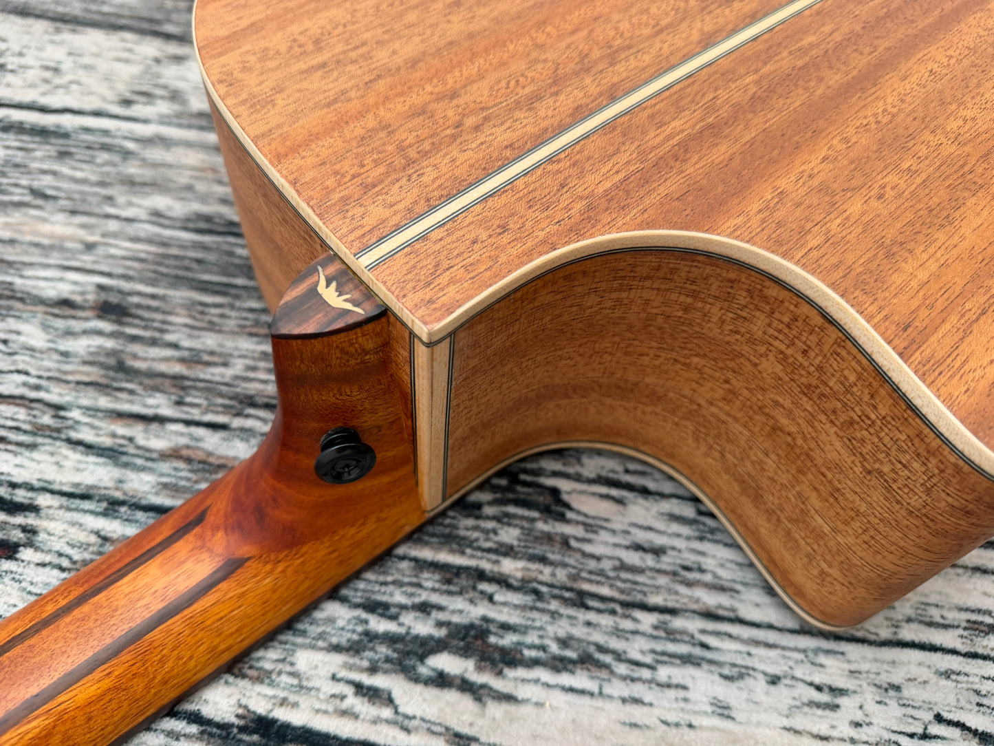 Bromo BAT2CE - Solid top electro cutaway.