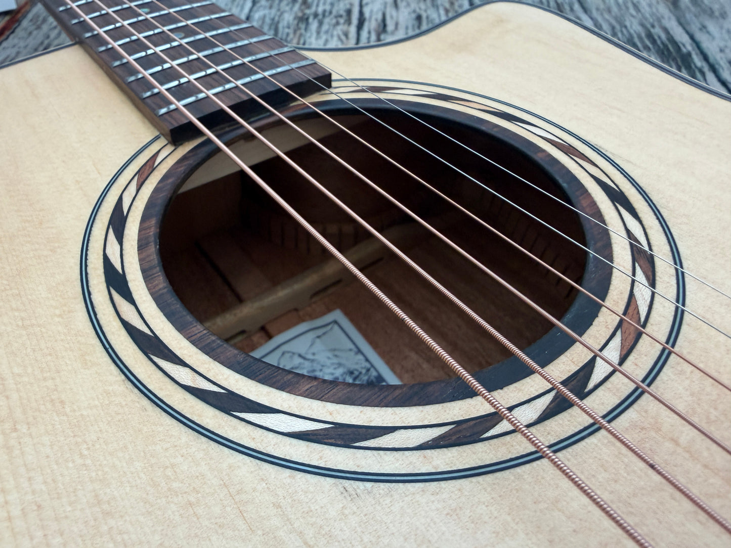 Bromo BAT2CE - Solid top electro cutaway.
