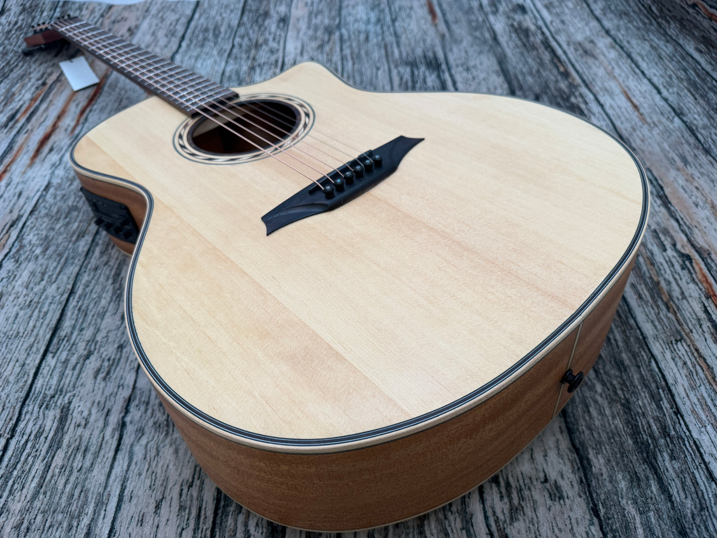 Bromo BAT2CE - Solid top electro cutaway.