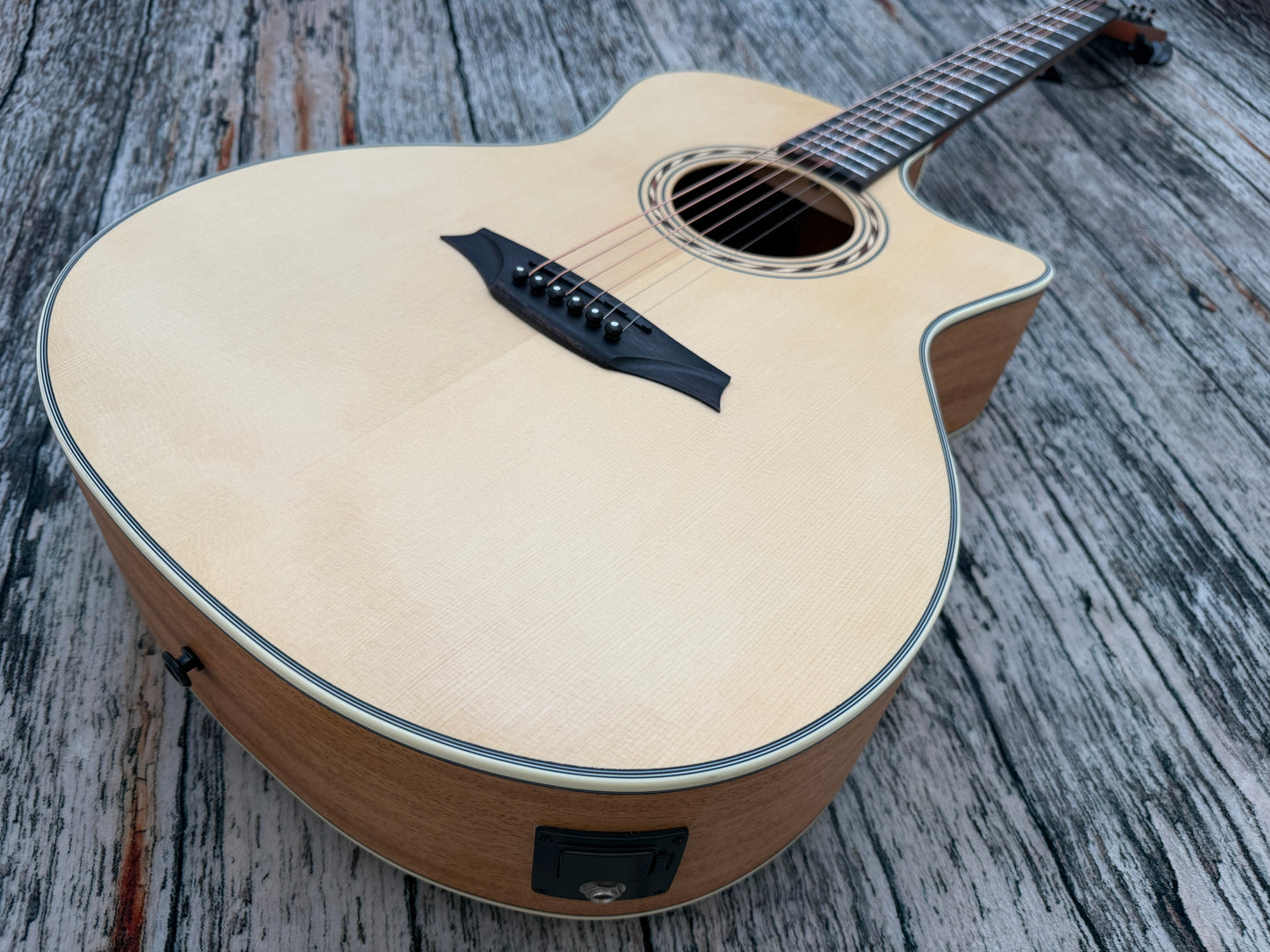 Bromo BAT BAA2CE Solid top electro cutaway.
