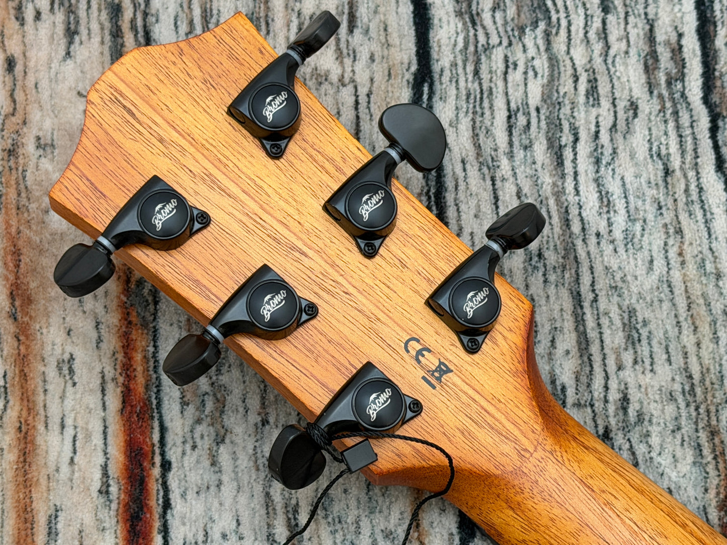 Bromo BAT BAA2CE Solid top electro cutaway.