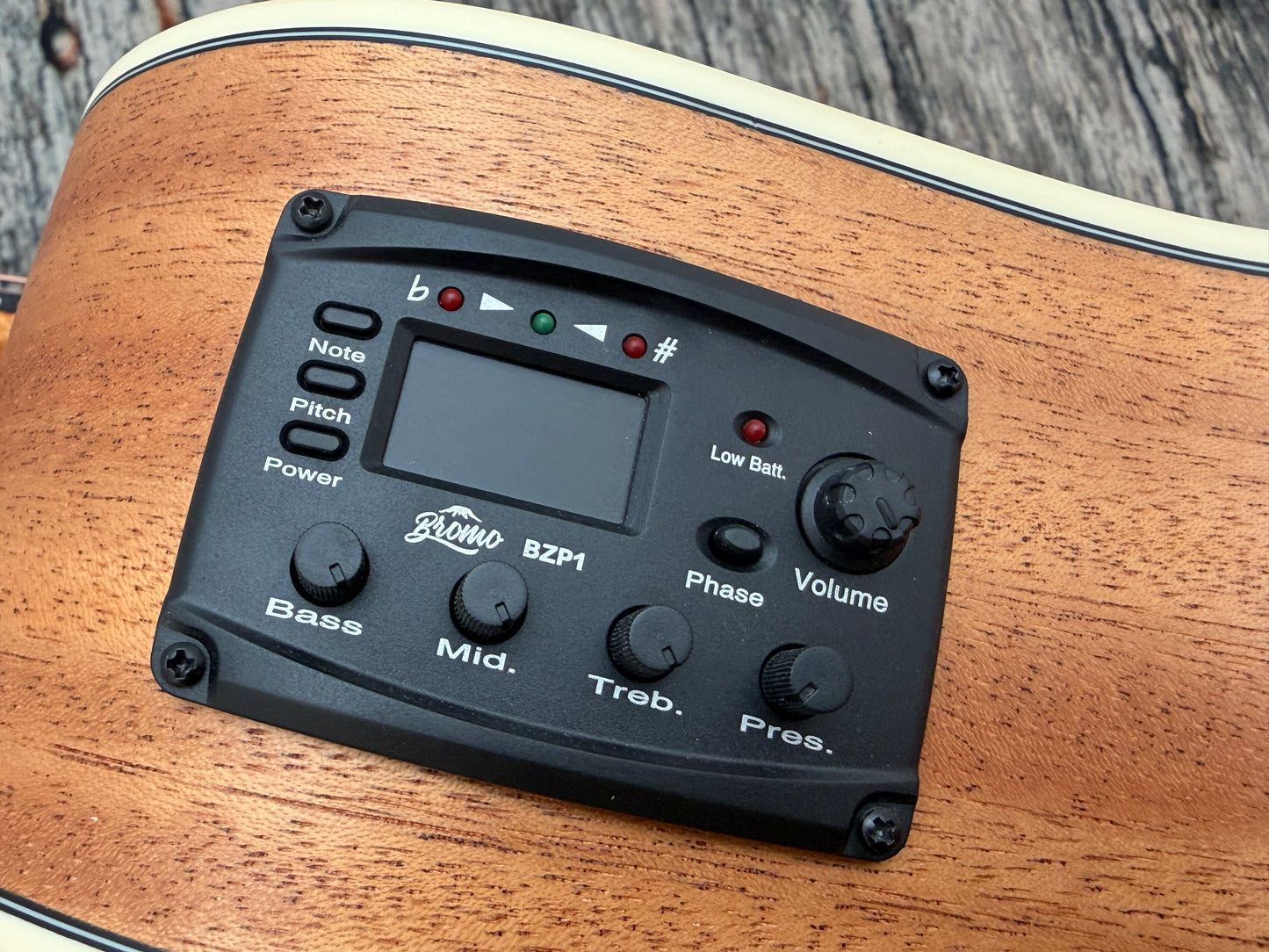 Bromo BAT BAA2CE Solid top electro cutaway.