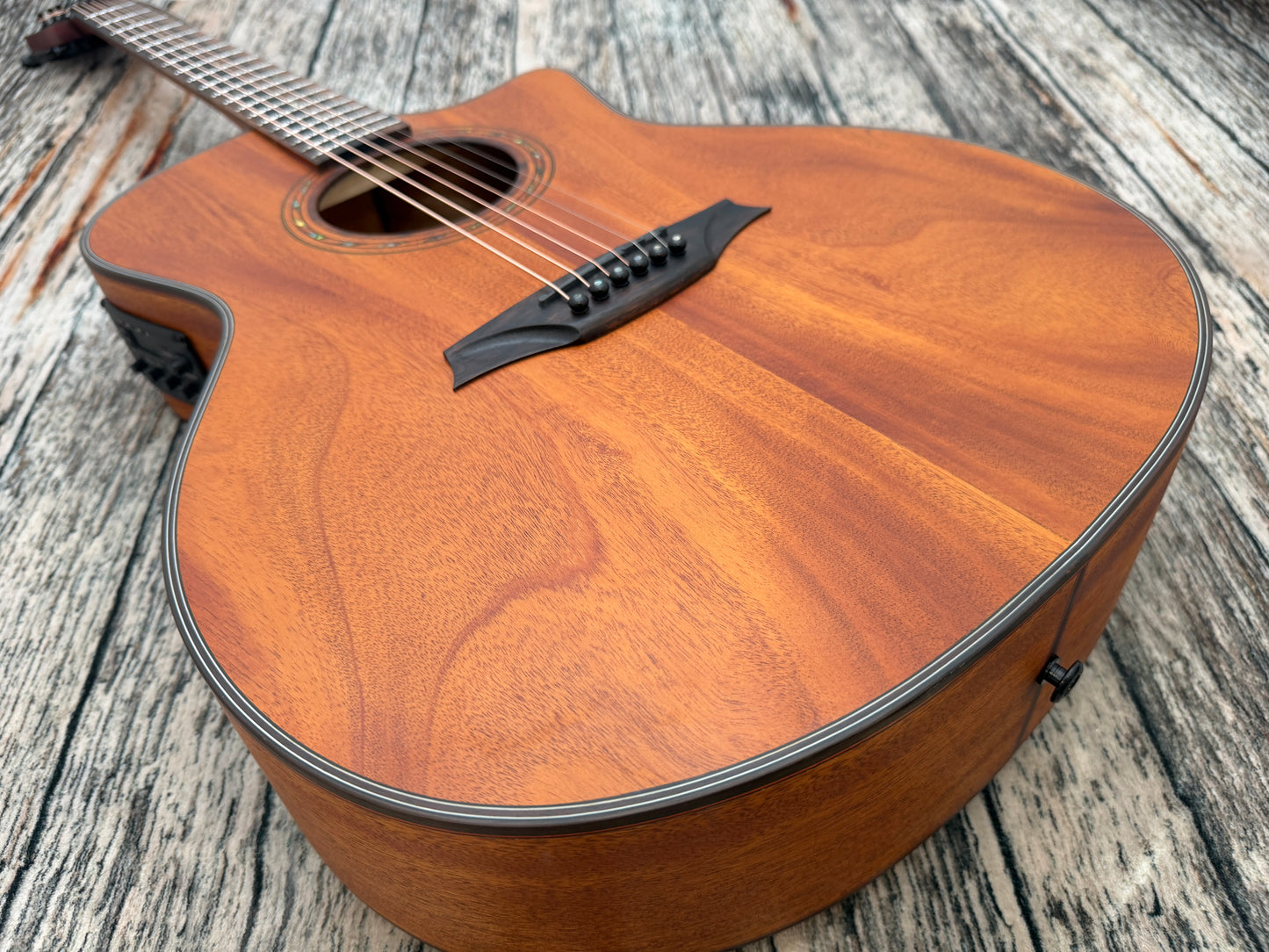 Bromo BAT2MCE Solid top Mahogany Electro Cutaway.