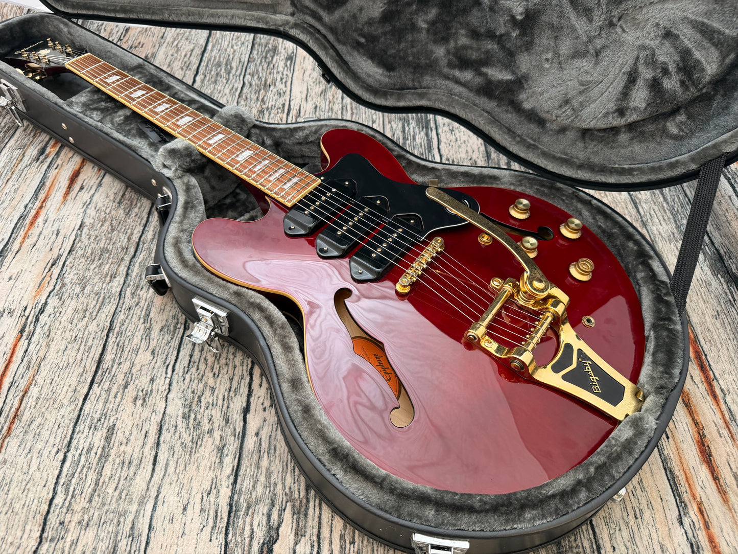 Epiphone Riviera P93 semi hollow with Bigsby.