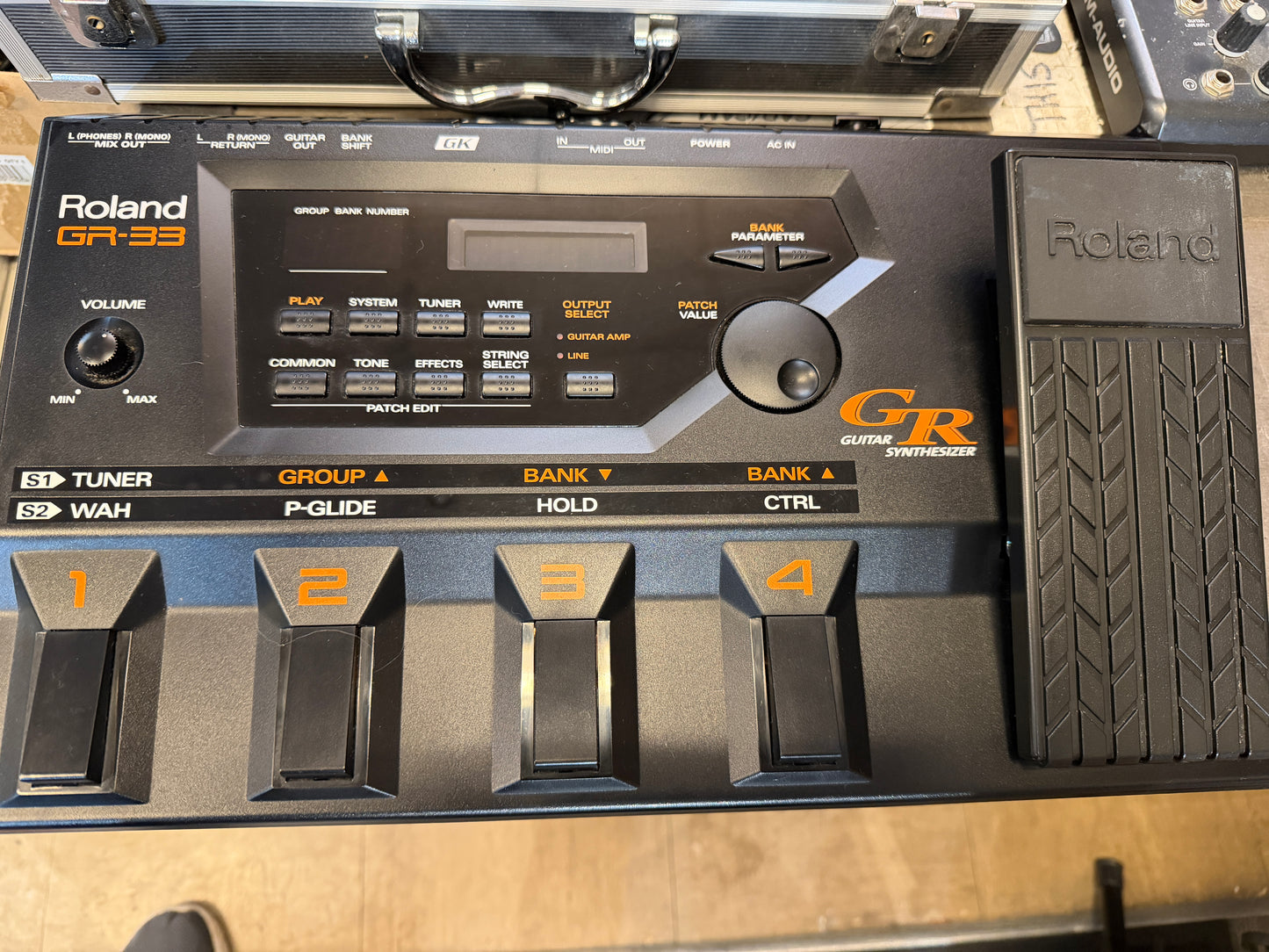 Roland GR-33 Guitar Synth - Complete package