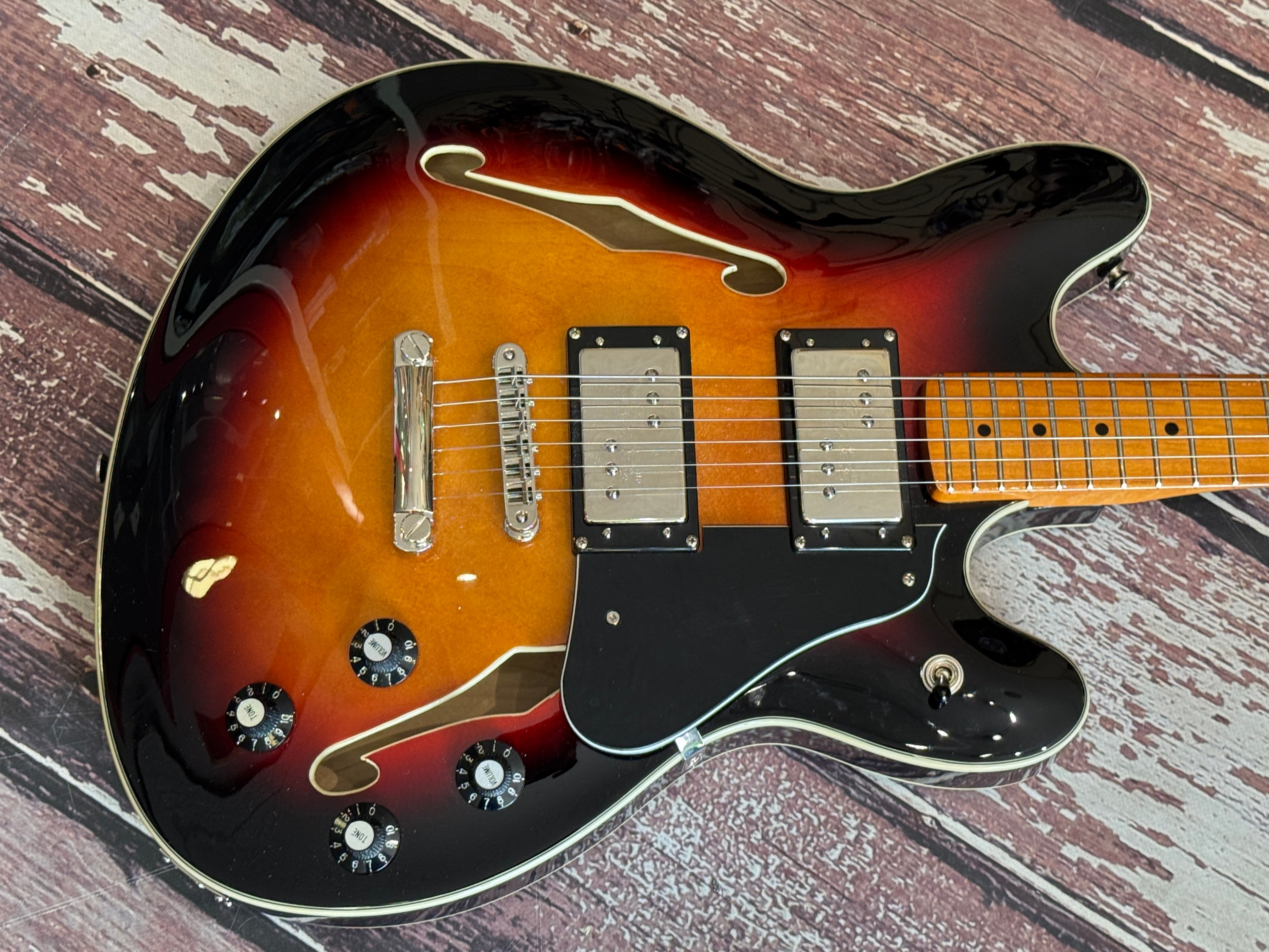 Squier Classic Vibe Starcaster 2022 – Badlands Guitars Limited