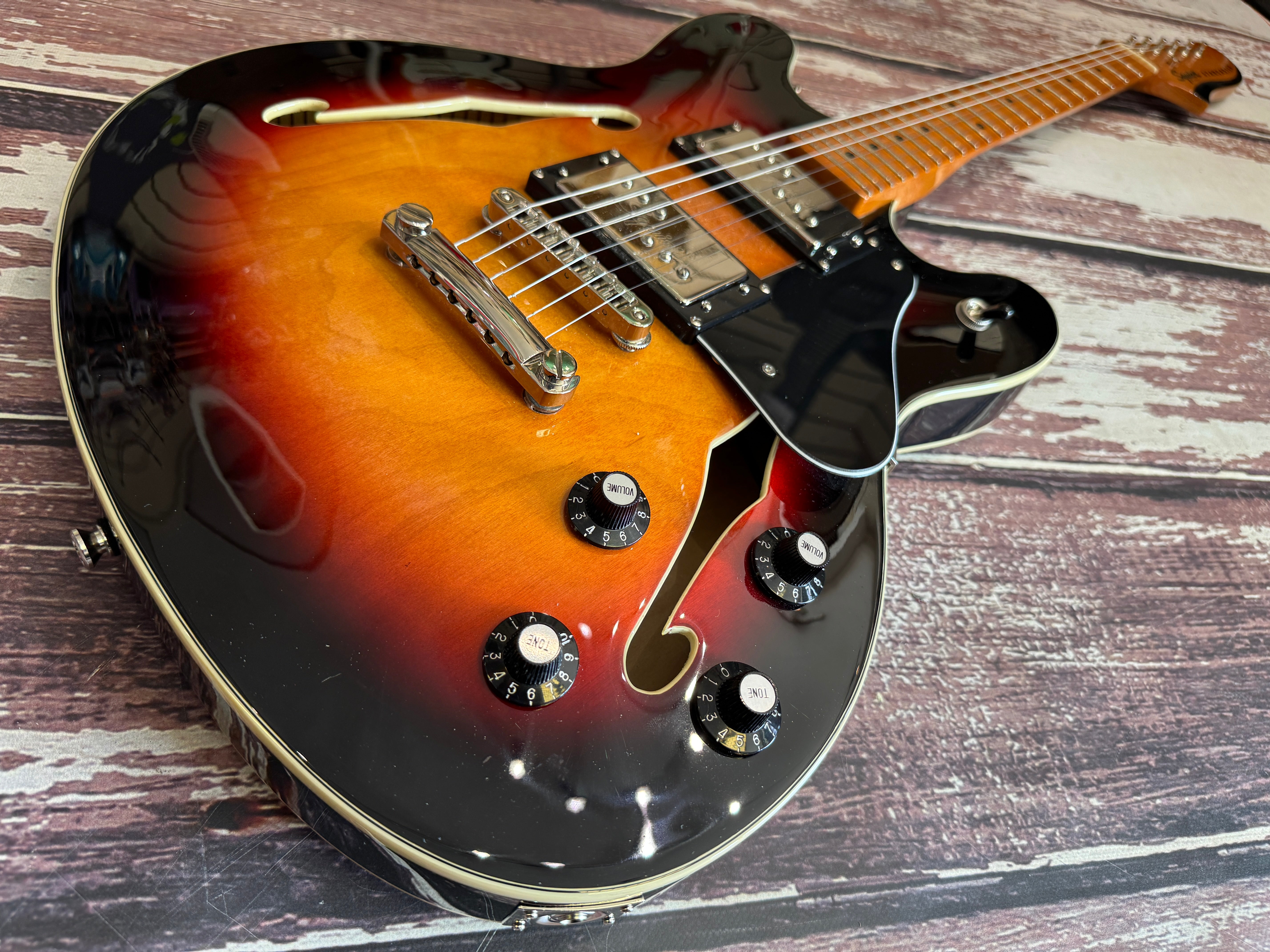Squier Classic Vibe Starcaster 2022 – Badlands Guitars Limited