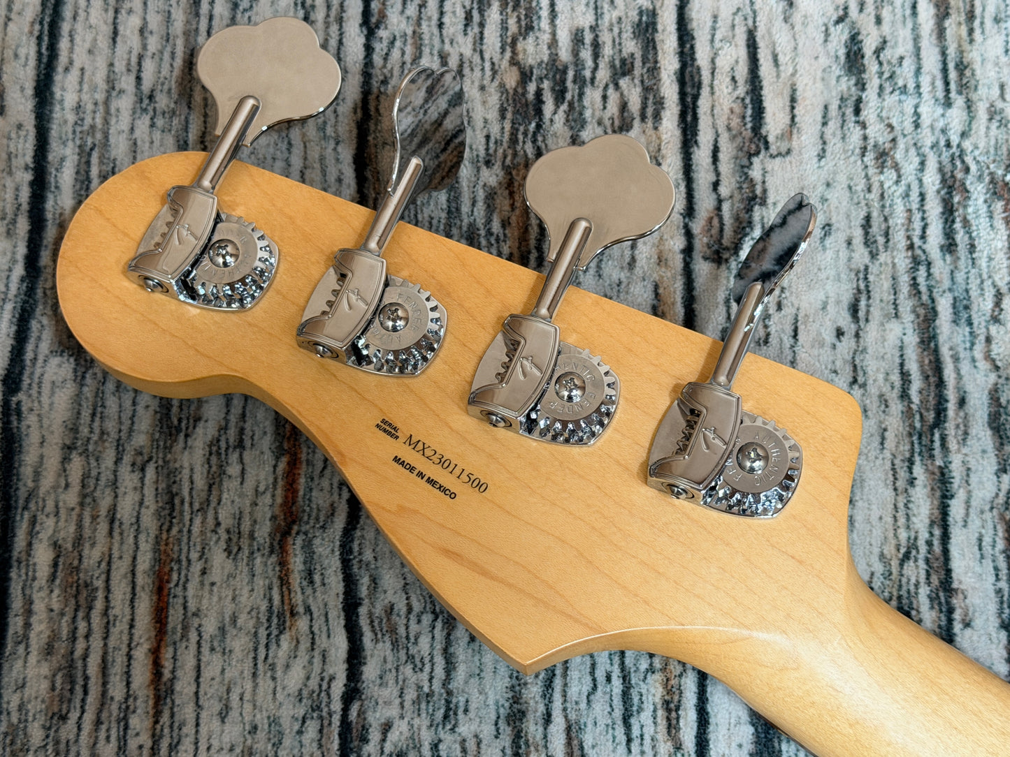 Fender Mark Hoppus Signature, Limited edition Jaguar Bass + Seymour Duncans