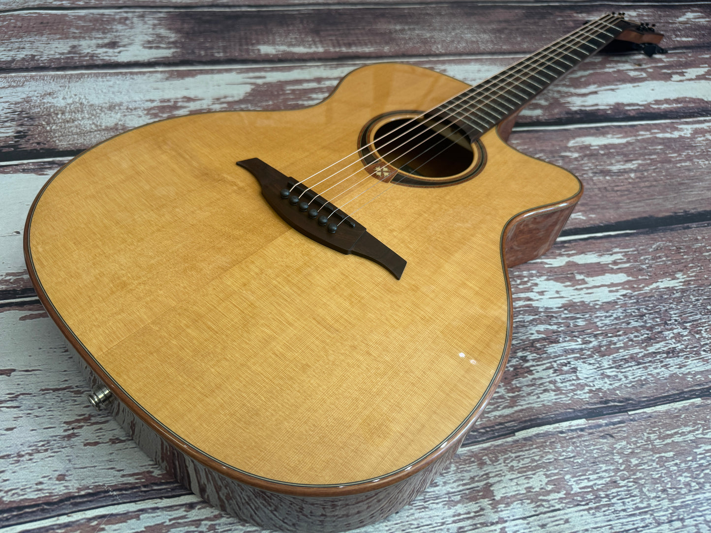 LAG T118-ASCE Natural Gloss - Thinline electro acoustic - Solid Cedar top.