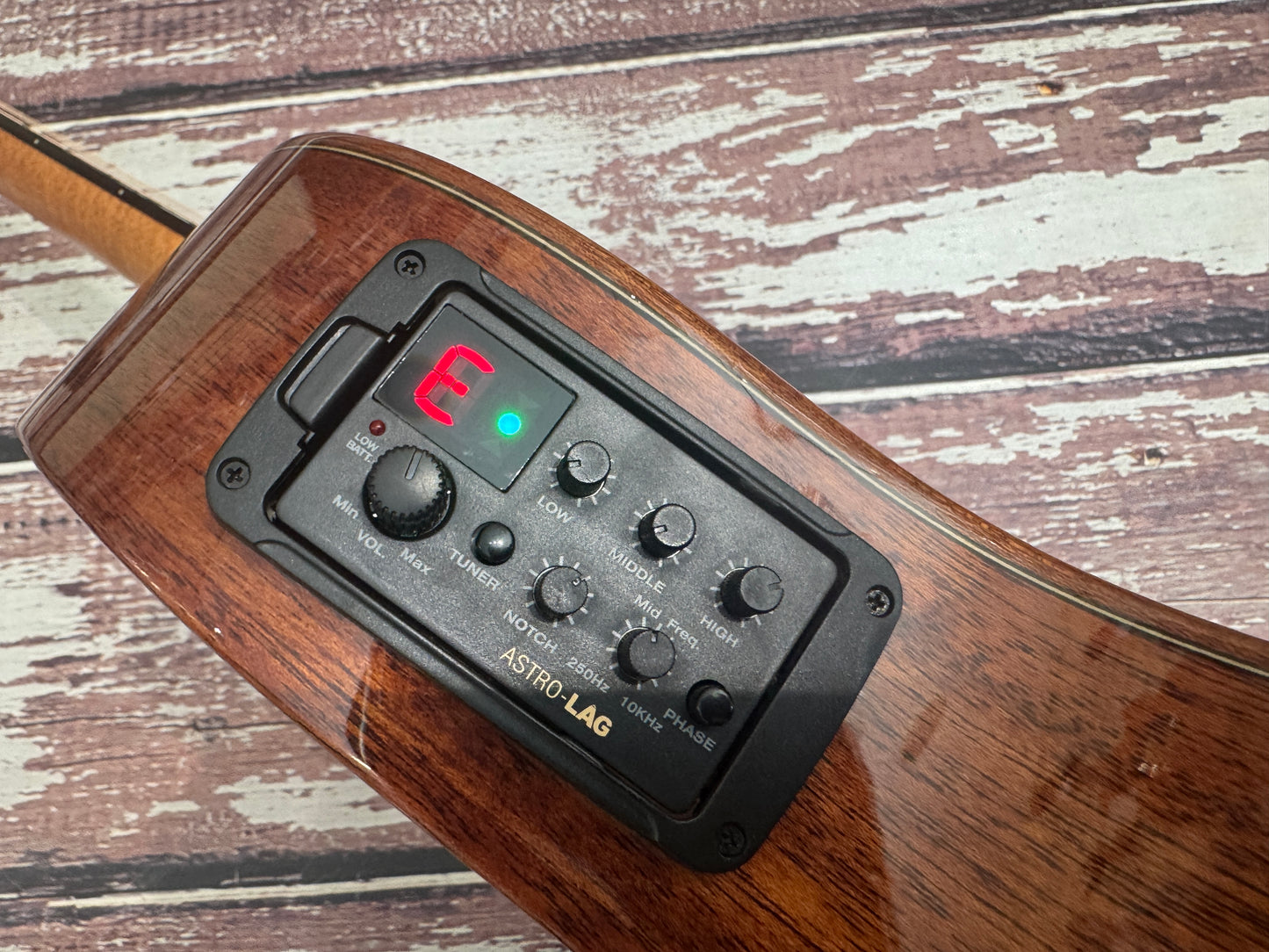 LAG T118-ASCE Natural Gloss - Thinline electro acoustic - Solid Cedar top.