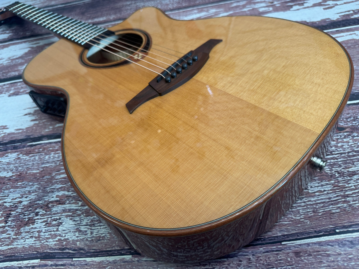 LAG T118-ASCE Natural Gloss - Thinline electro acoustic - Solid Cedar top.
