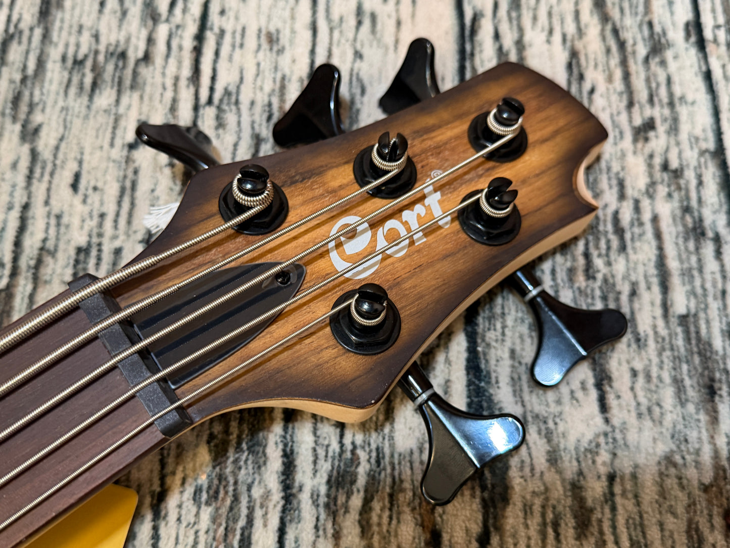 Cort C5 Plus Active 5 - MarkBass pre amp - Bartolini pickups