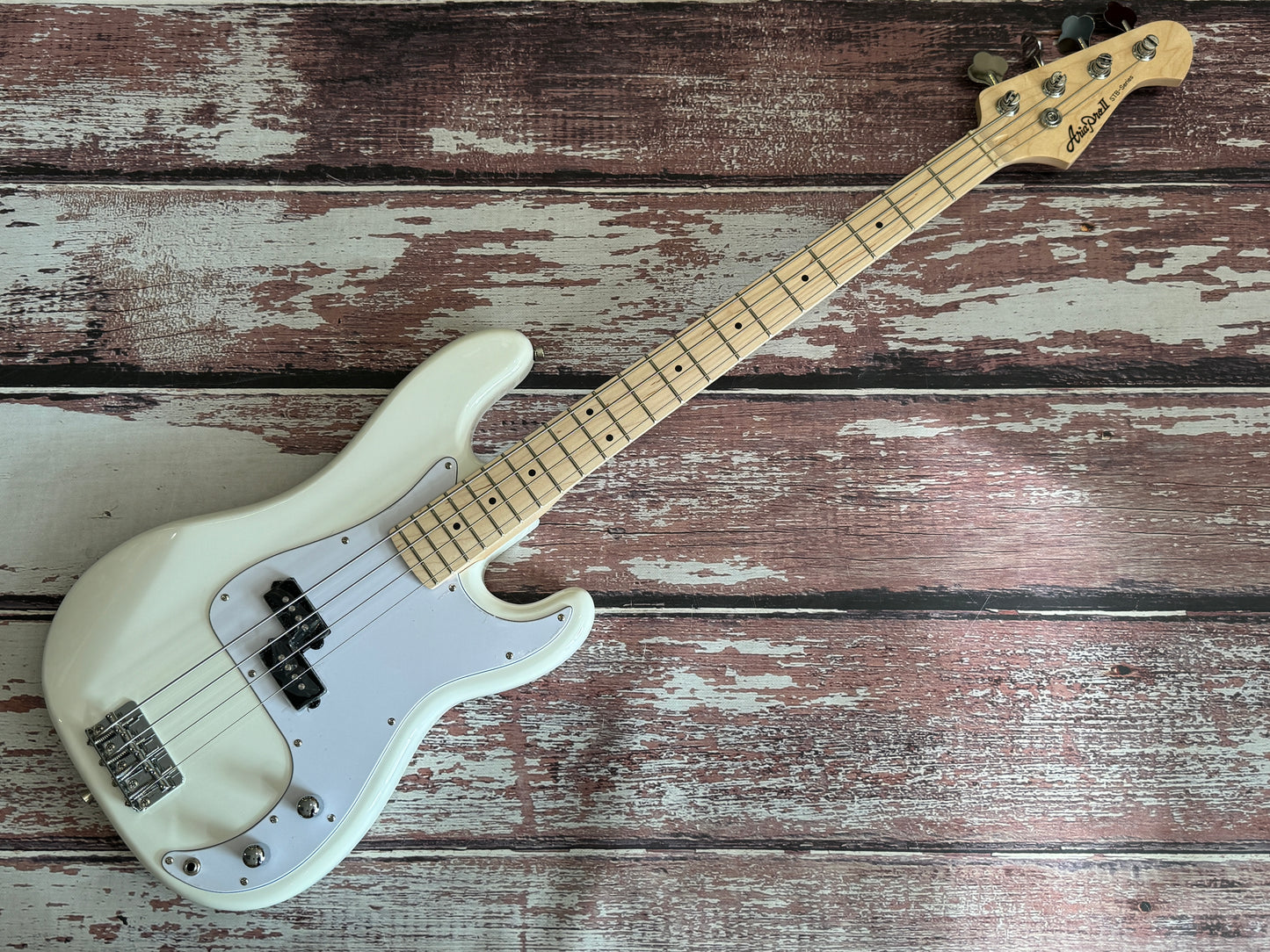 Aria STB P-B Vintage white with maple neck