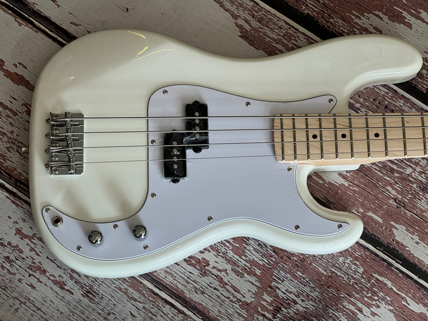 Aria STB P-B Vintage white with maple neck