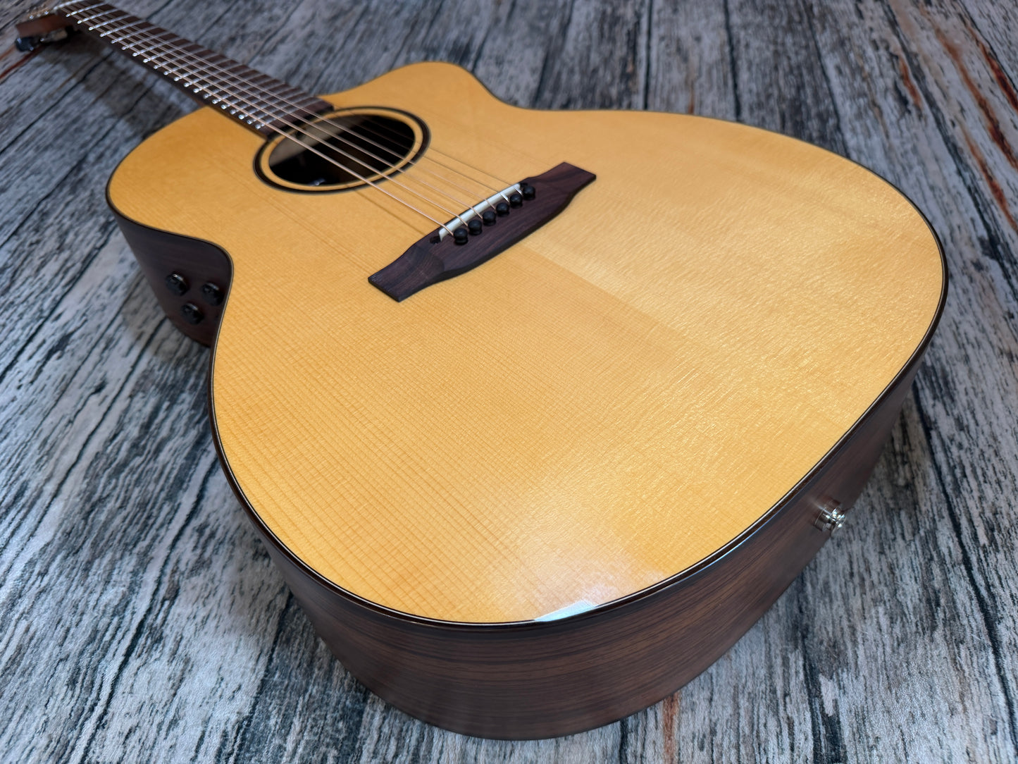 Auden TT Chester Cutaway Spruce Rosewood - Supernatural Preamp System