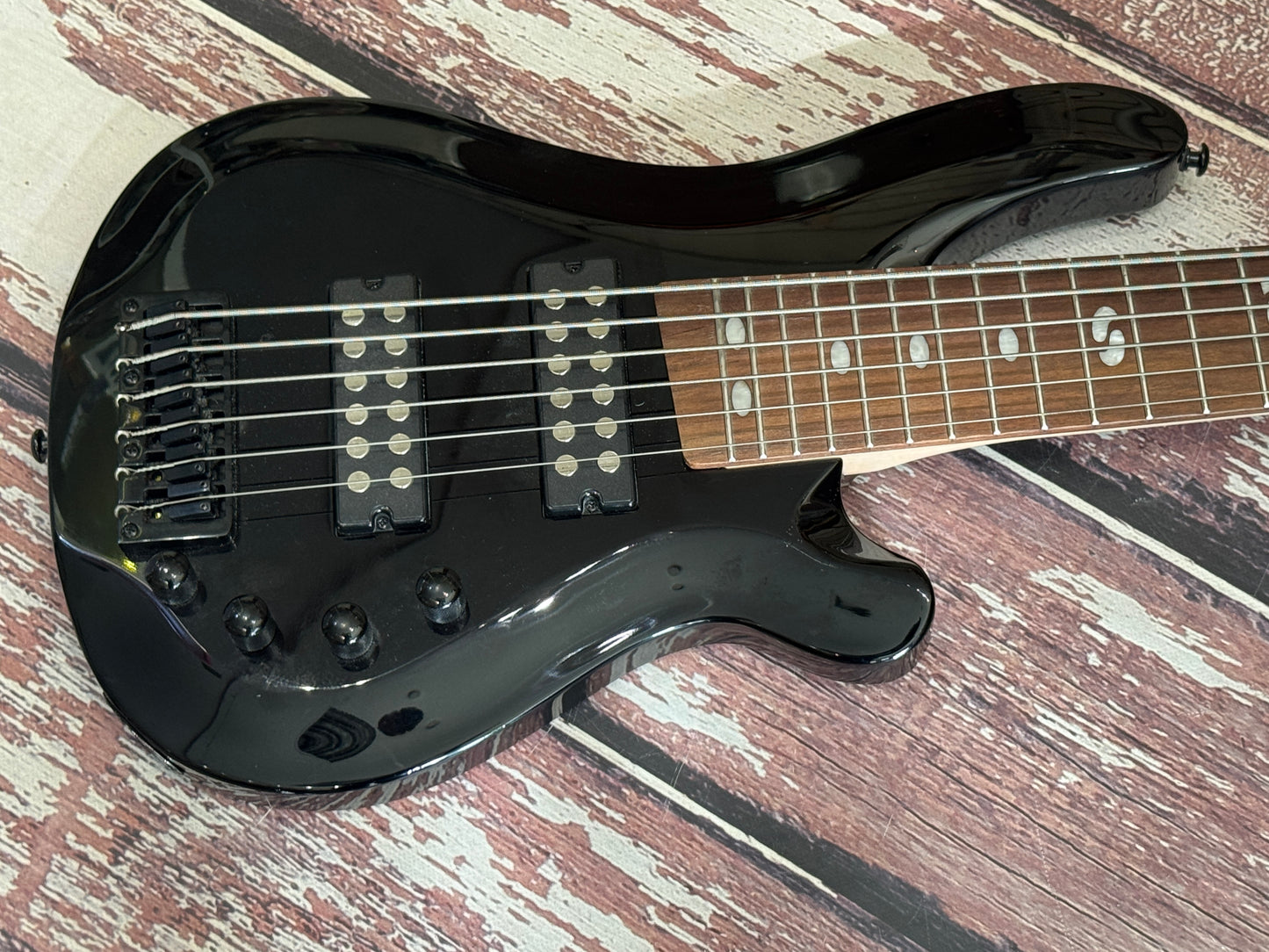 Harley Benton 6 string active bass B-650