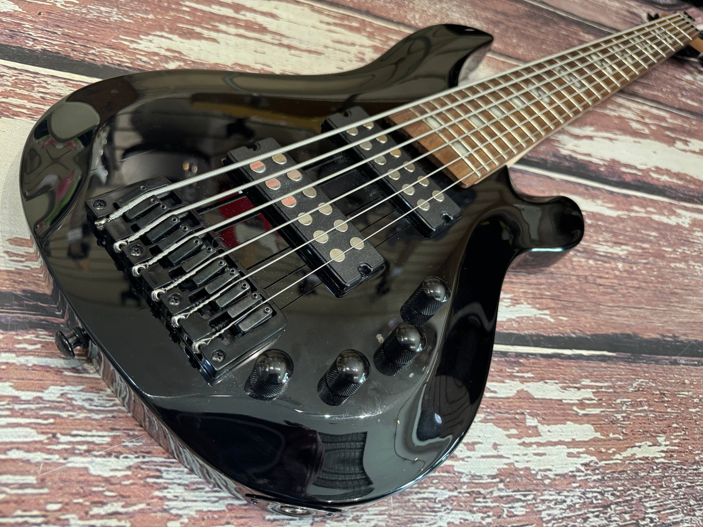 Harley Benton 6 string active bass B-650