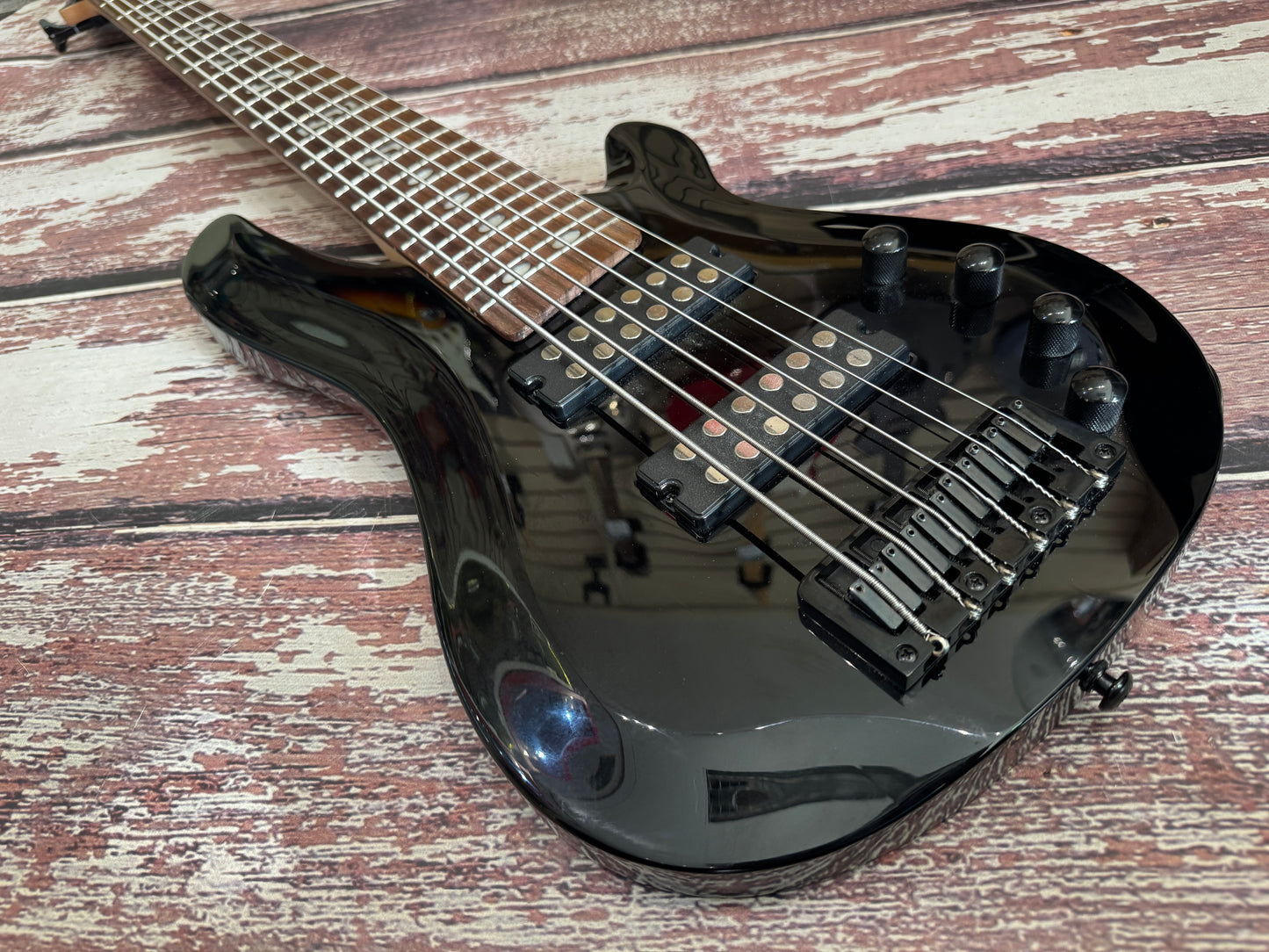 Harley Benton 6 string active bass B-650