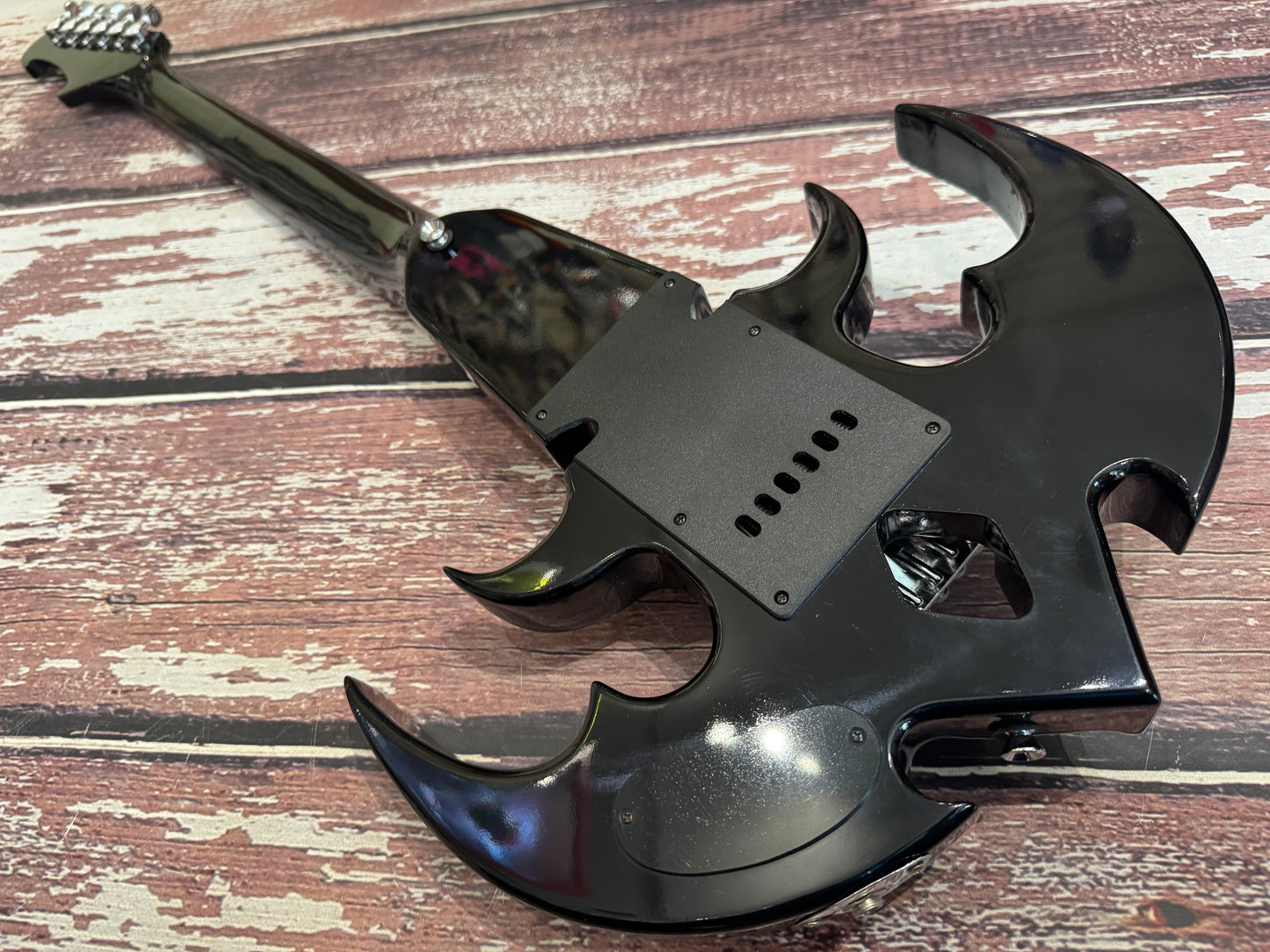 Dimavery QR 610 "Bat" guitar with custom fitted hard case