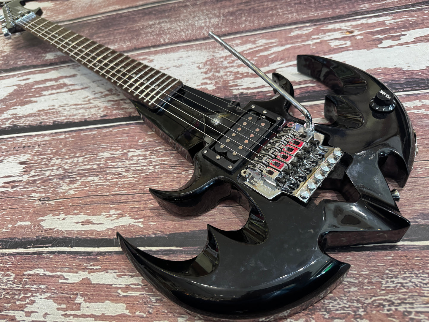 Dimavery QR 610 "Bat" guitar with custom fitted hard case