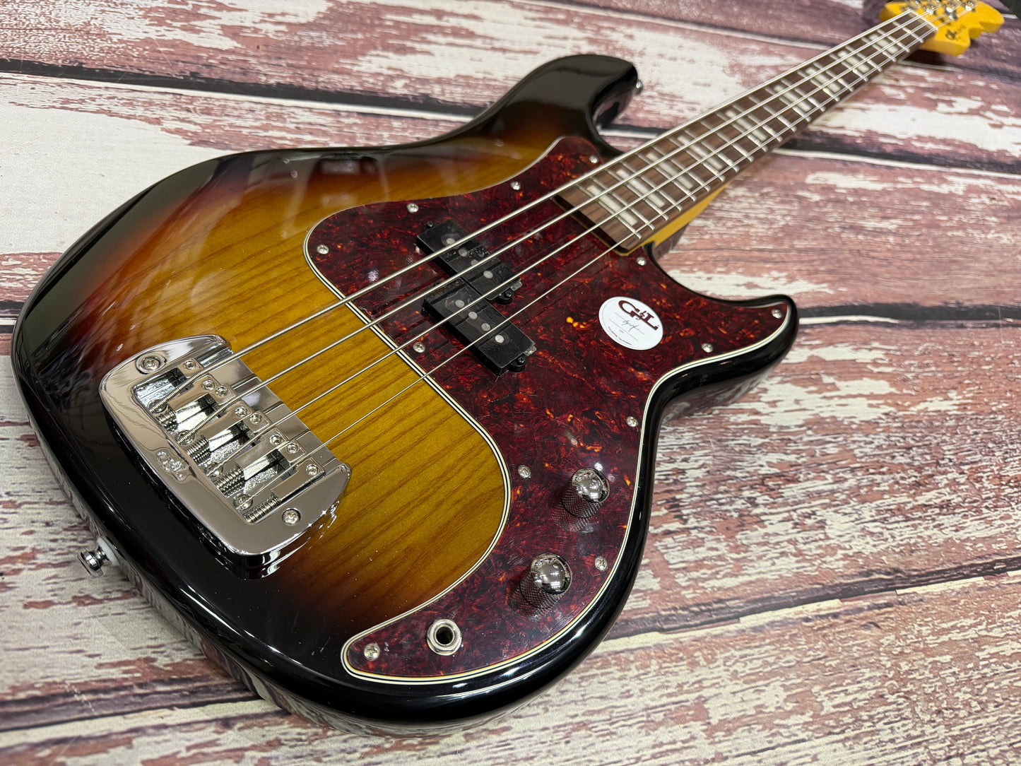 G&L Tribute LB-100 (P-Bass) 3 tone sunburst