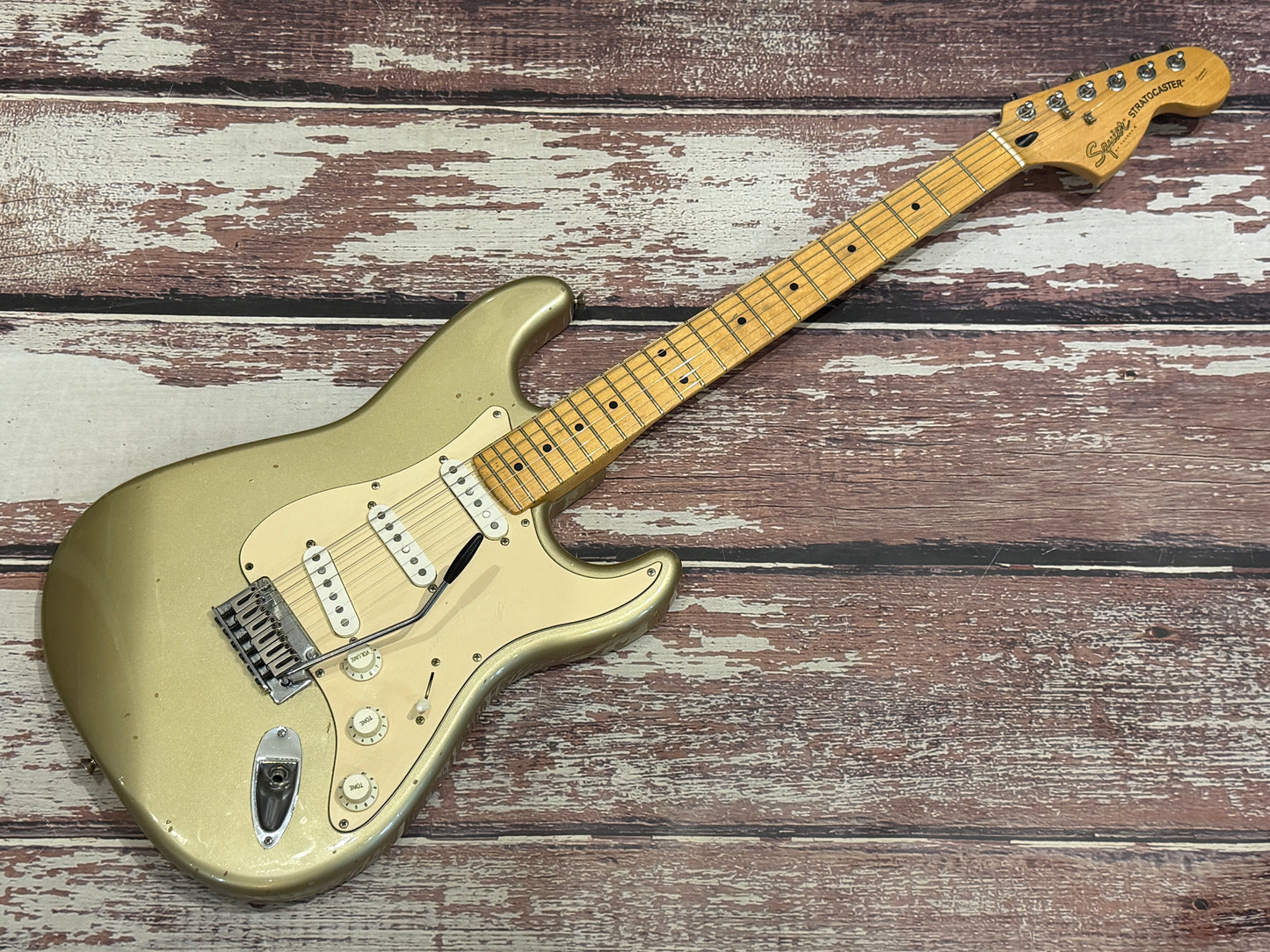 Squier Standard Series Stratocaster - Shoreline Gold "Roadworn"