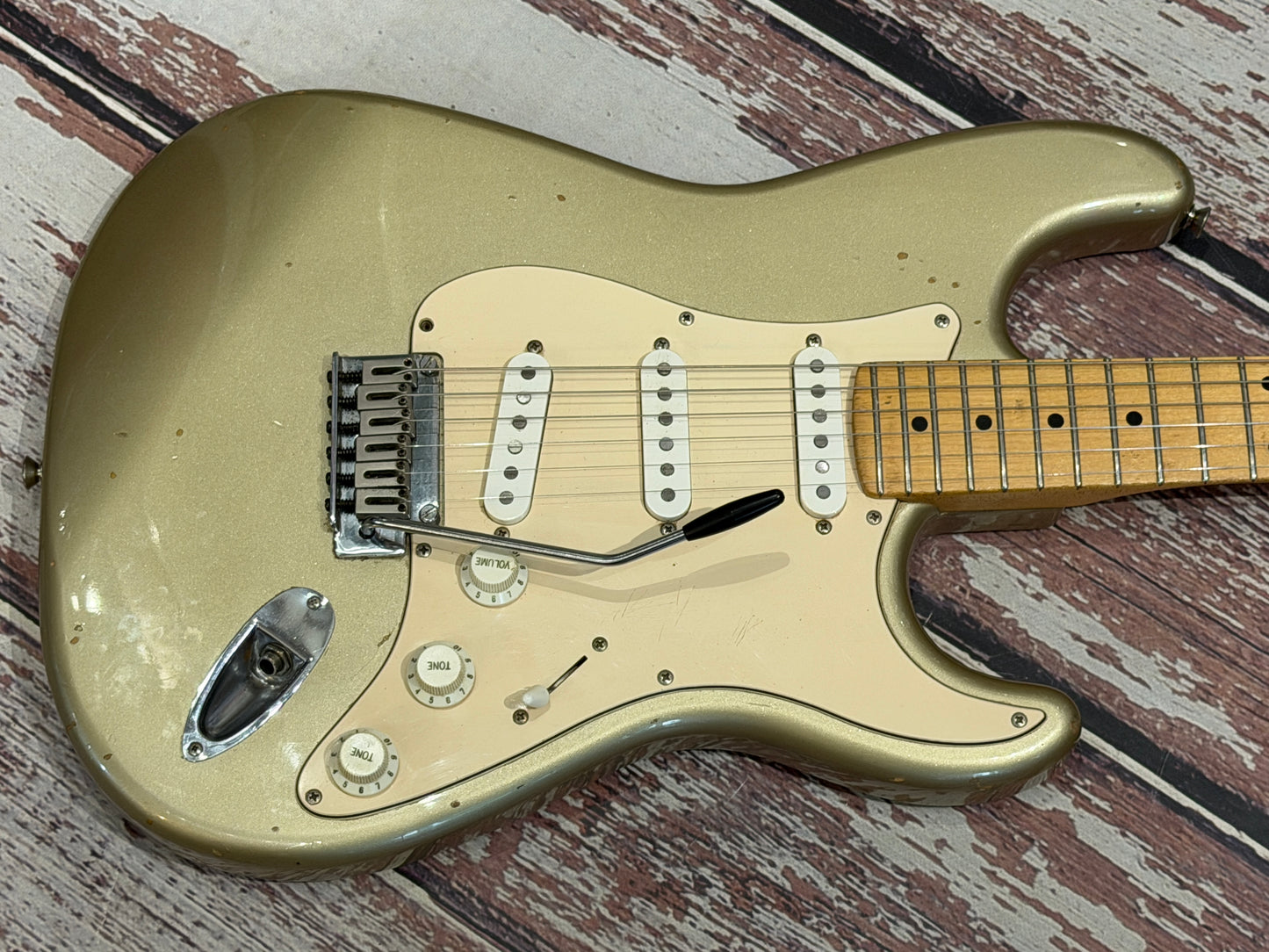 Squier Standard Series Stratocaster - Shoreline Gold "Roadworn"