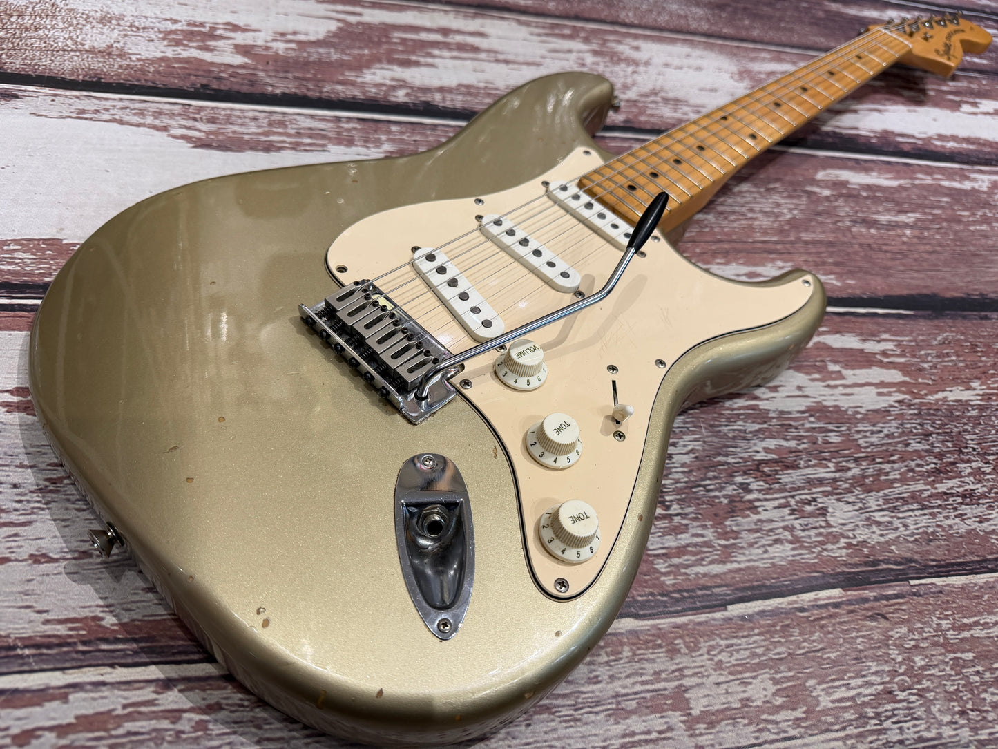 Squier Standard Series Stratocaster - Shoreline Gold "Roadworn"