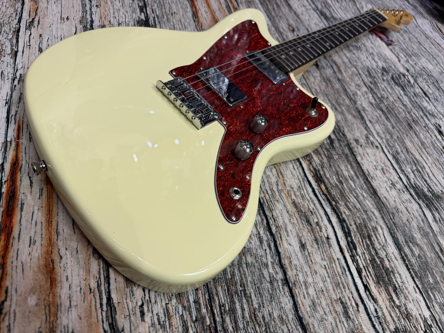 Vintage V50 Coaster J-Style electric guitar VINTAGE WHITE - STARTER PACK