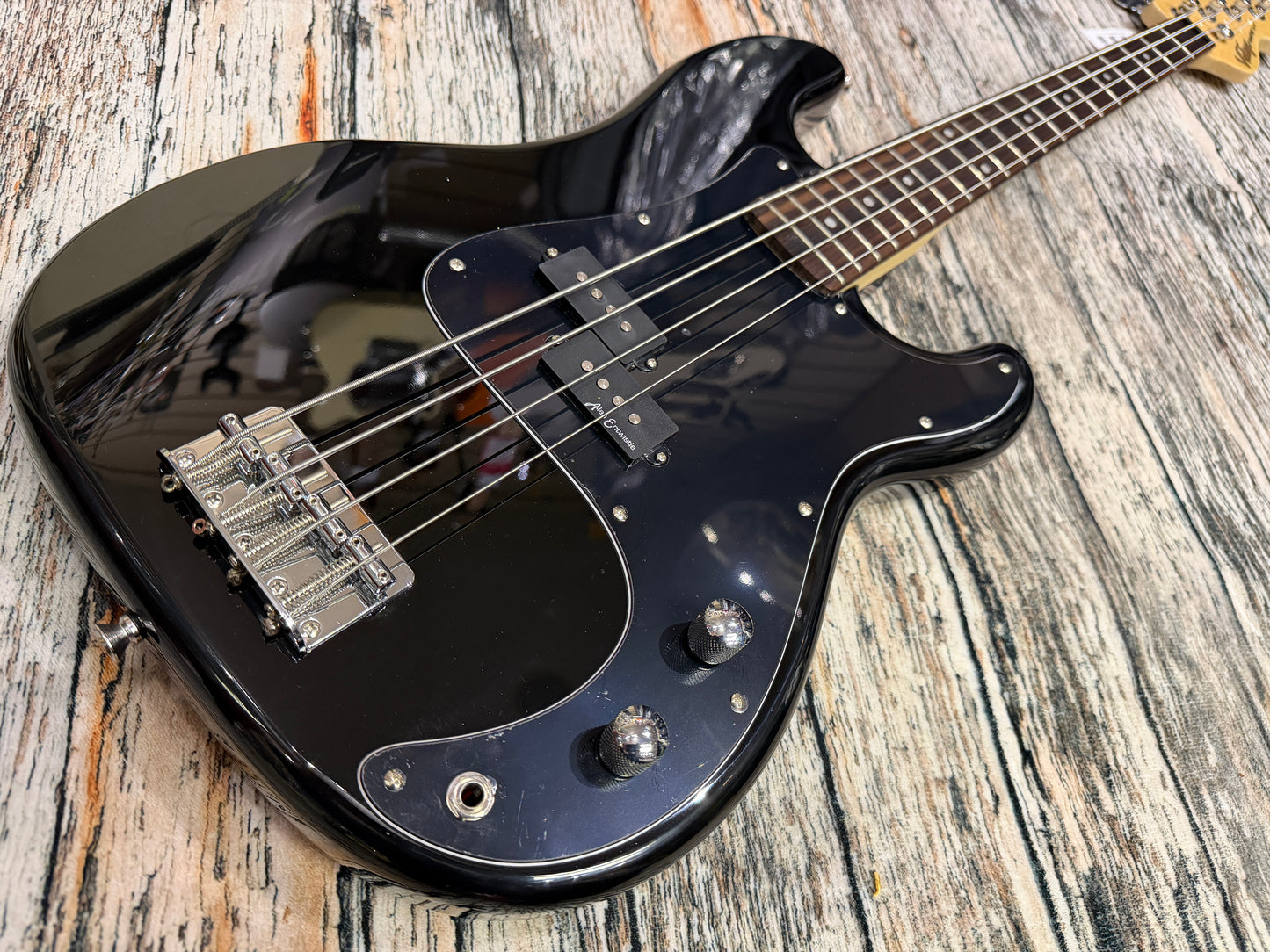 Vintage V40 Coaster P-Bass BLACK - STARTER PACK