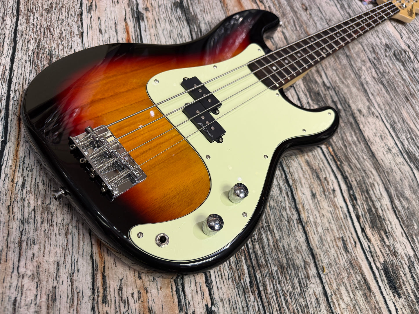 Vintage V40 Coaster P-Bass SUNBURST - STARTER PACK
