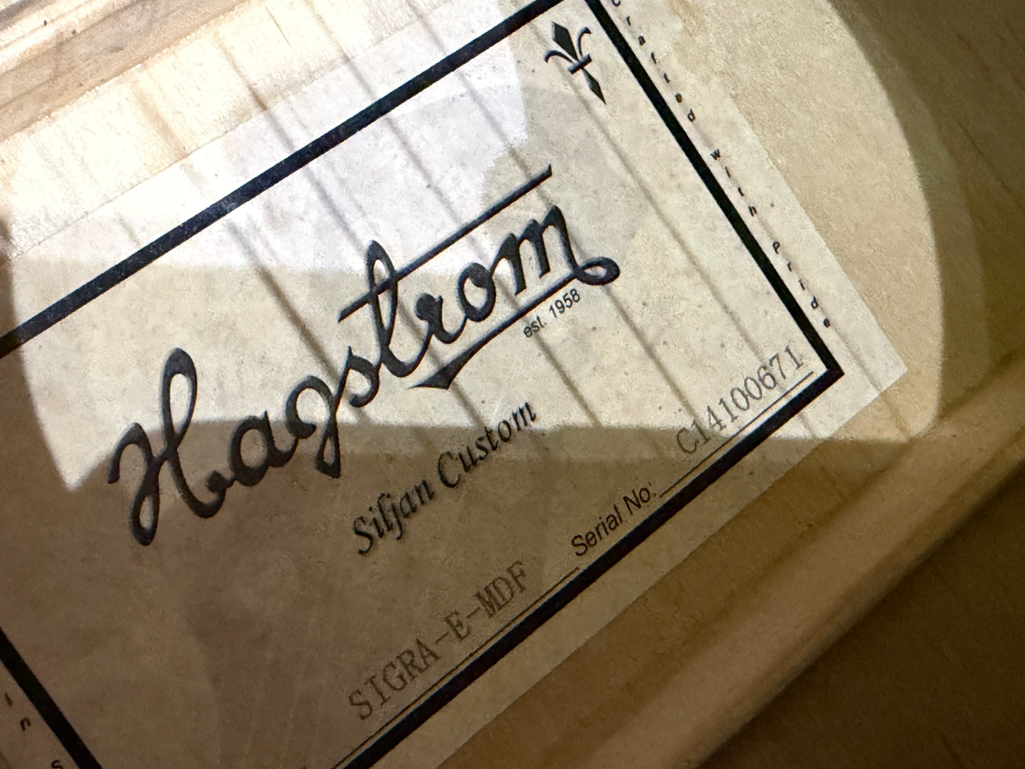 Hagstrom Siljan Sigra Electro Acoustic - Solid top Amber