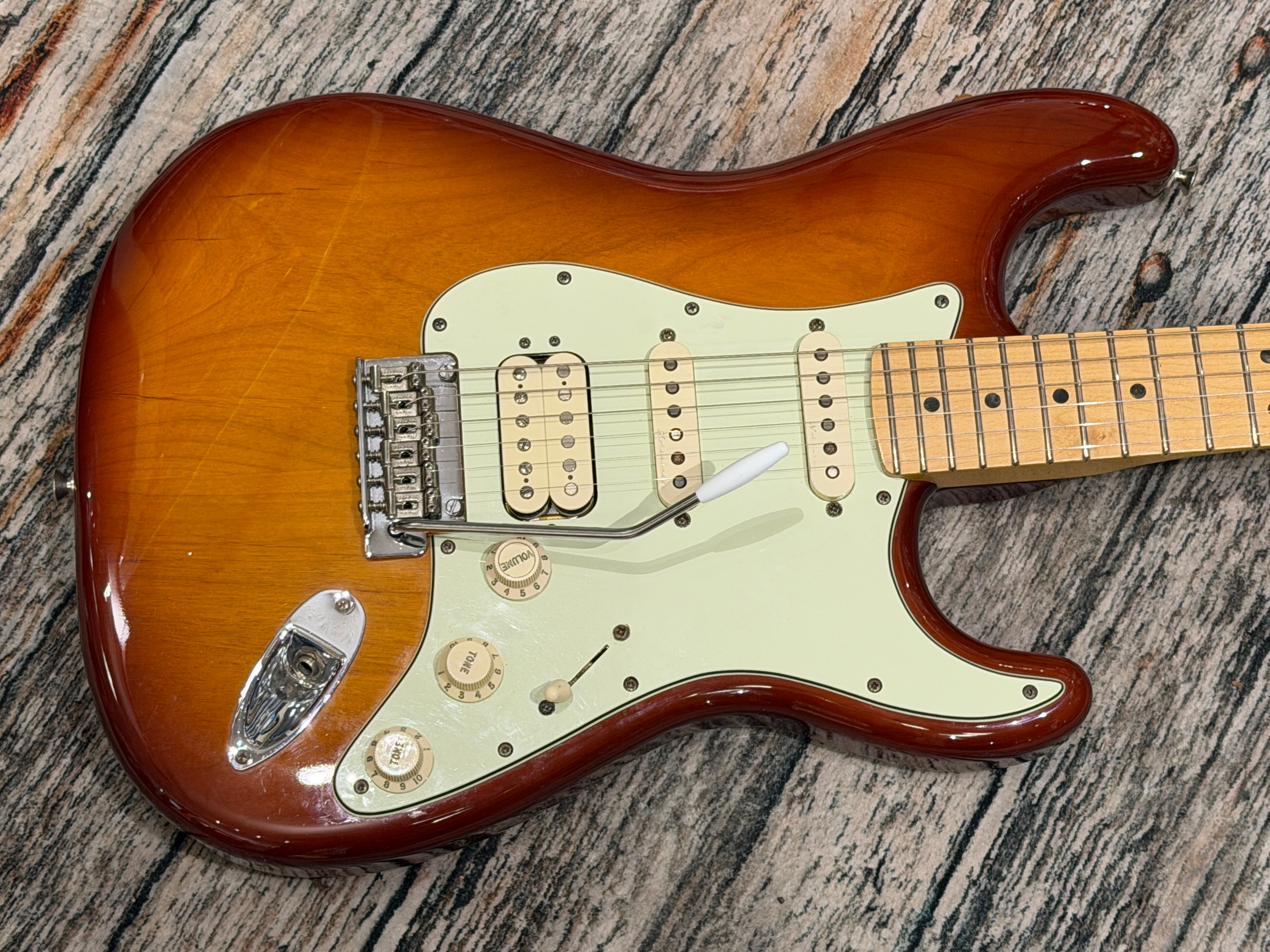 Fender Deluxe Stratocaster Mexico＋おまけ Fender Mexican Deluxe Stratocaster HSS - 2020 – Badlands Guitars