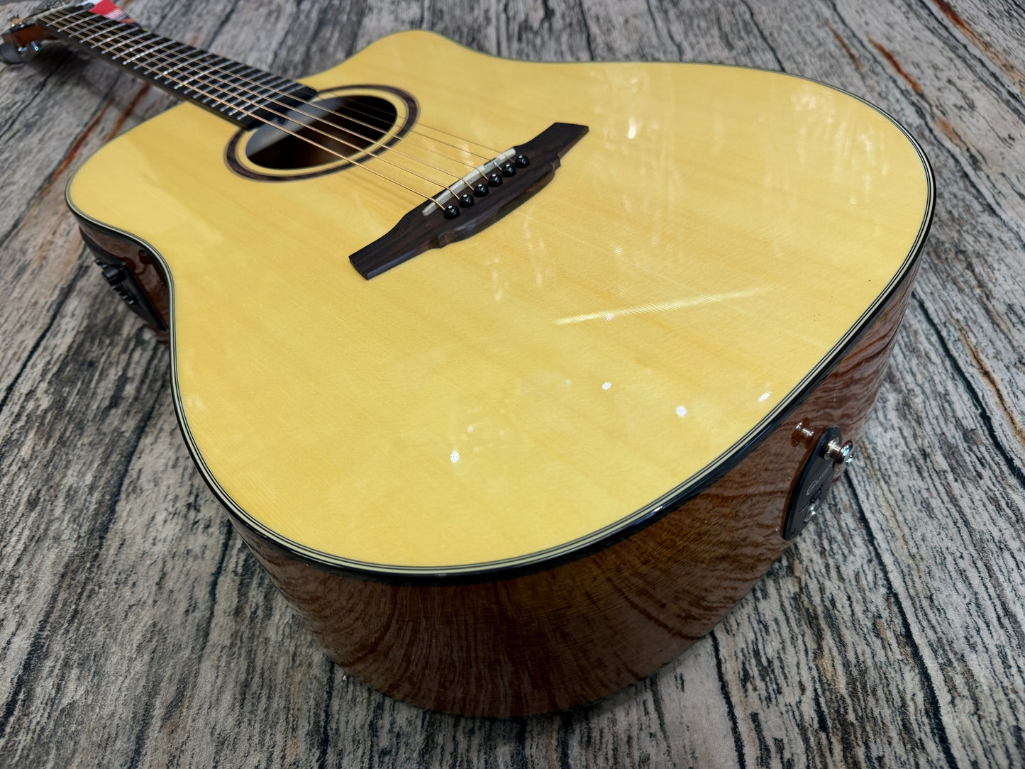 Crafter HD250−CE−N Silver Series
