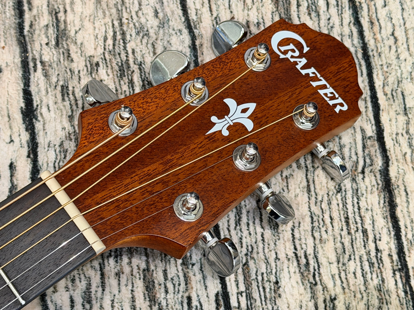 Crafter HG100-CE-N cutaway electro acoustic