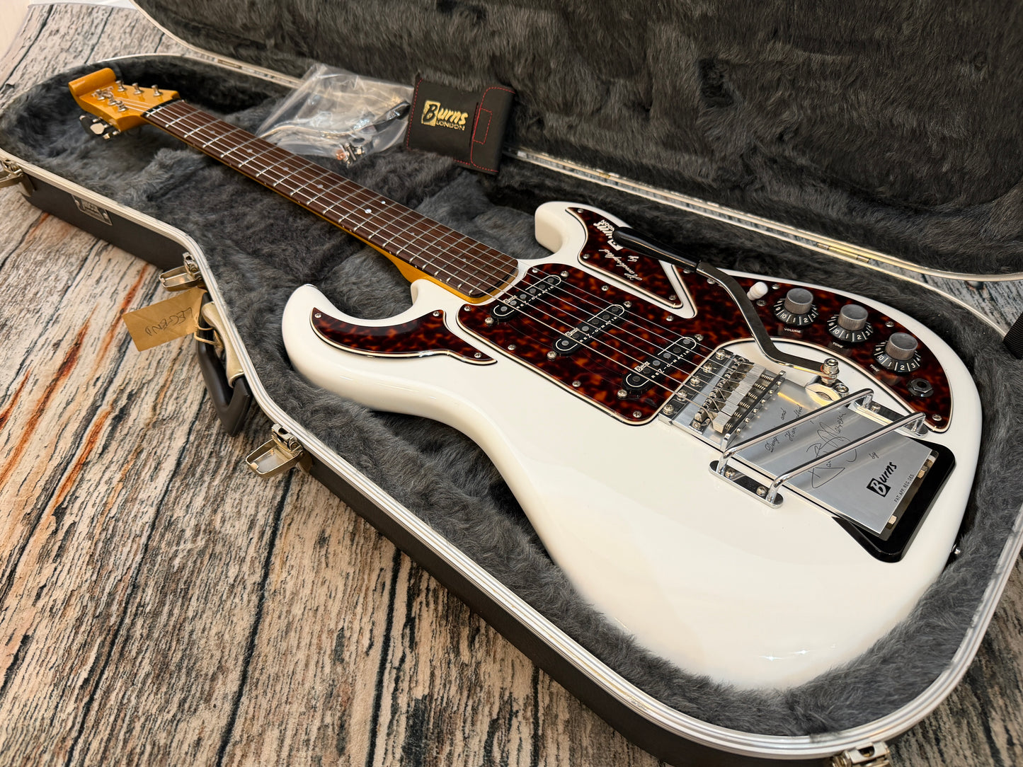 Burns "Made in England" Hank Marvin signature "The Legend" model 1990s