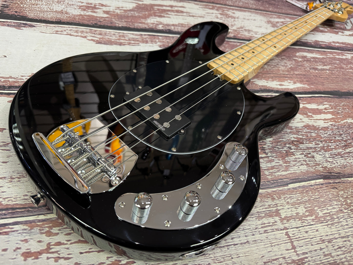 Vintage V964 Active 4 string bass - Black