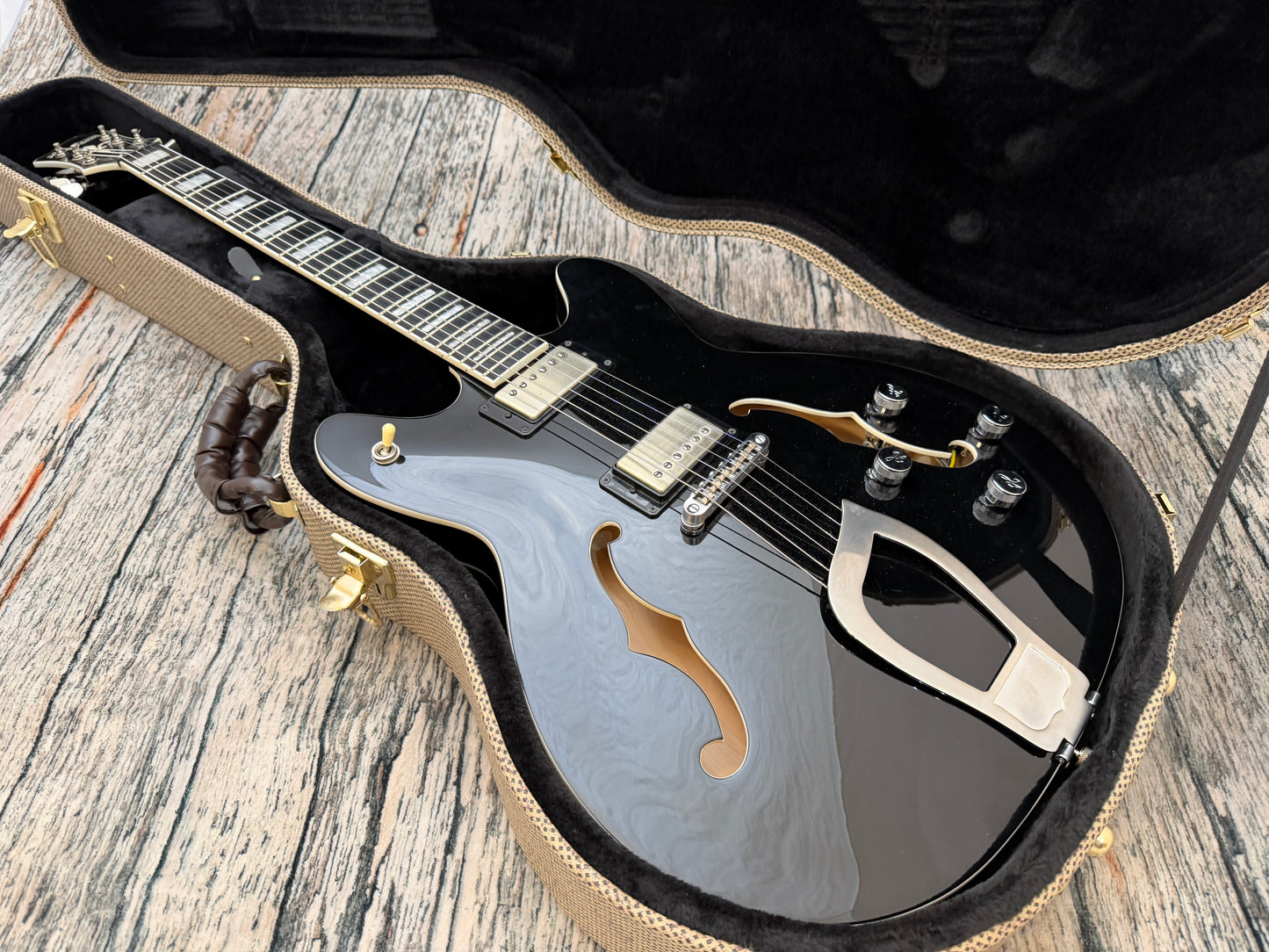 Hagstrom Super Viking Upgraded - with added hard case