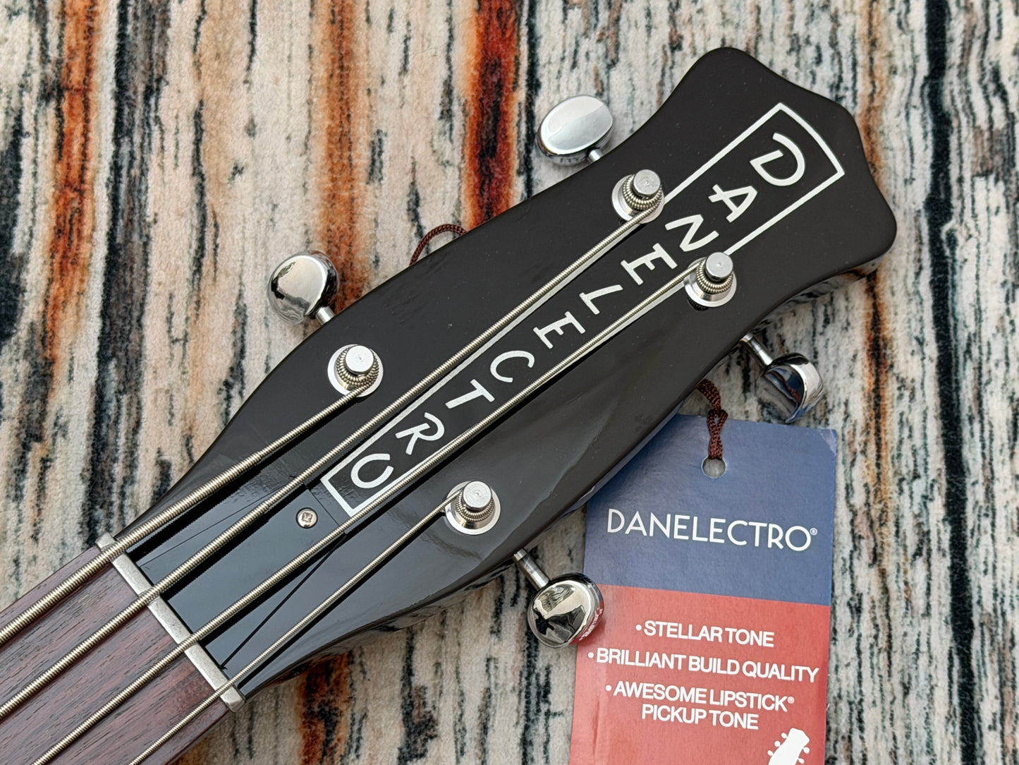 Danelectro Red hot Longhorn short scale bass